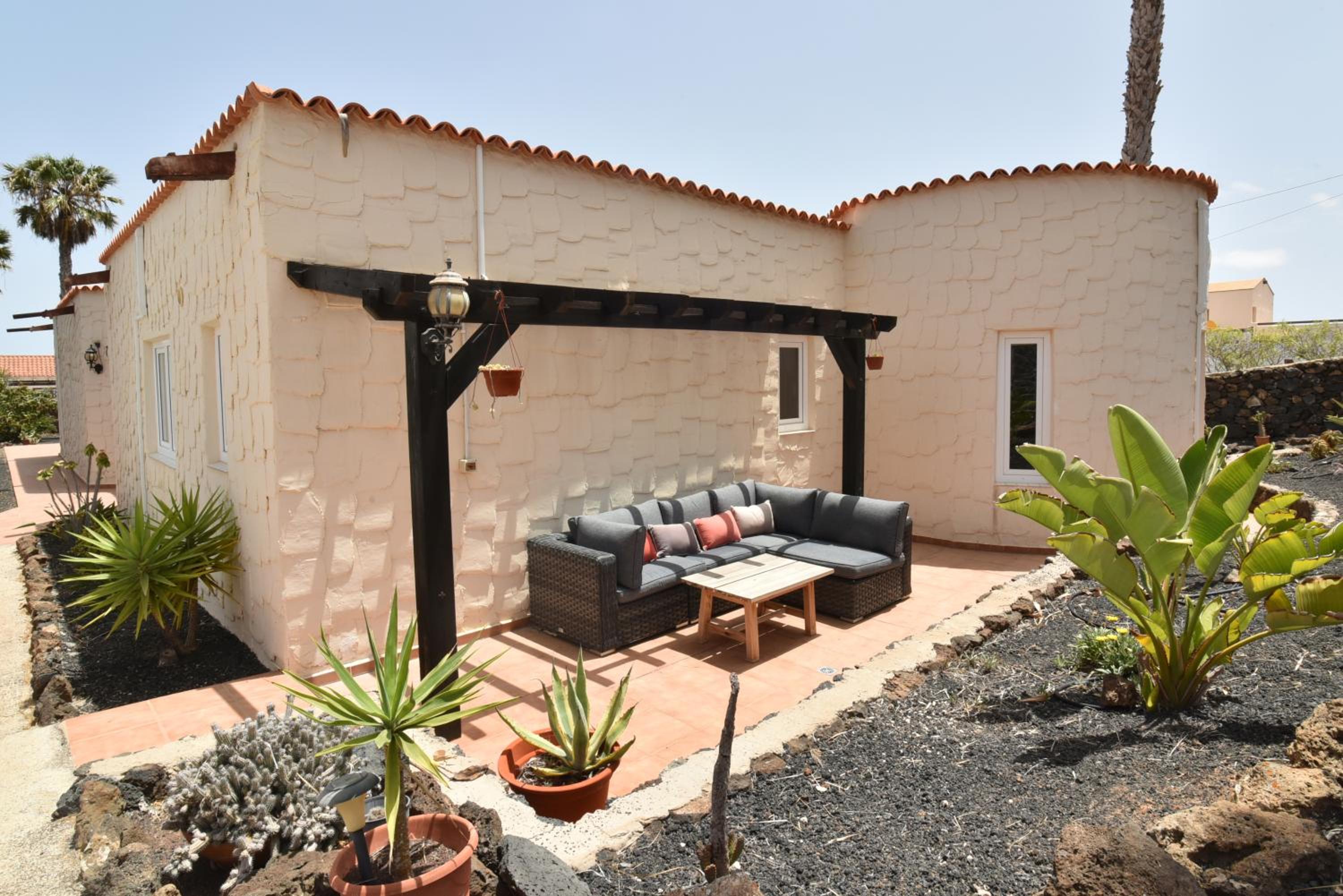 Doce Palmeras, stunning villa in beautiful gardens