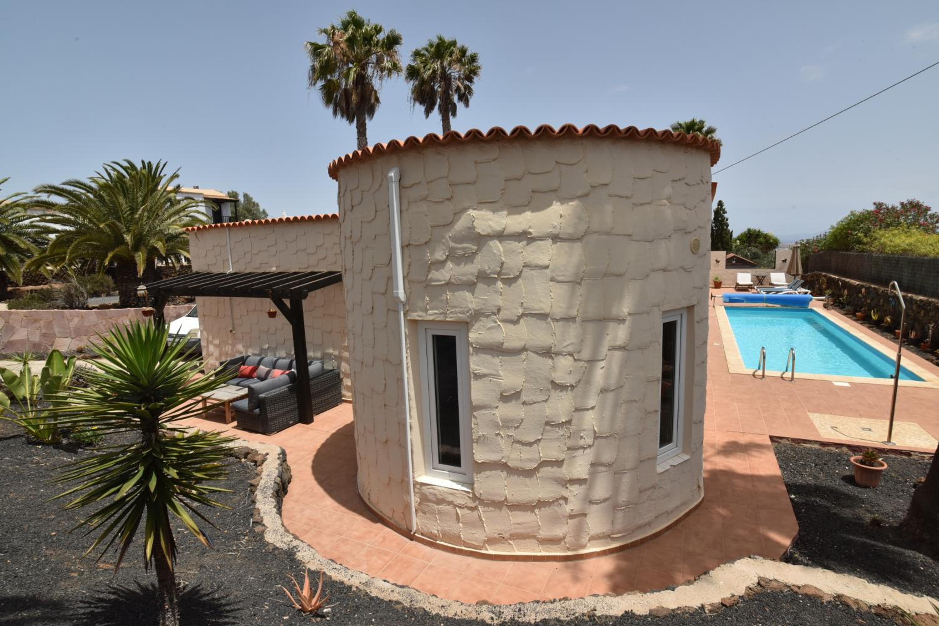 Doce Palmeras, stunning villa in beautiful gardens