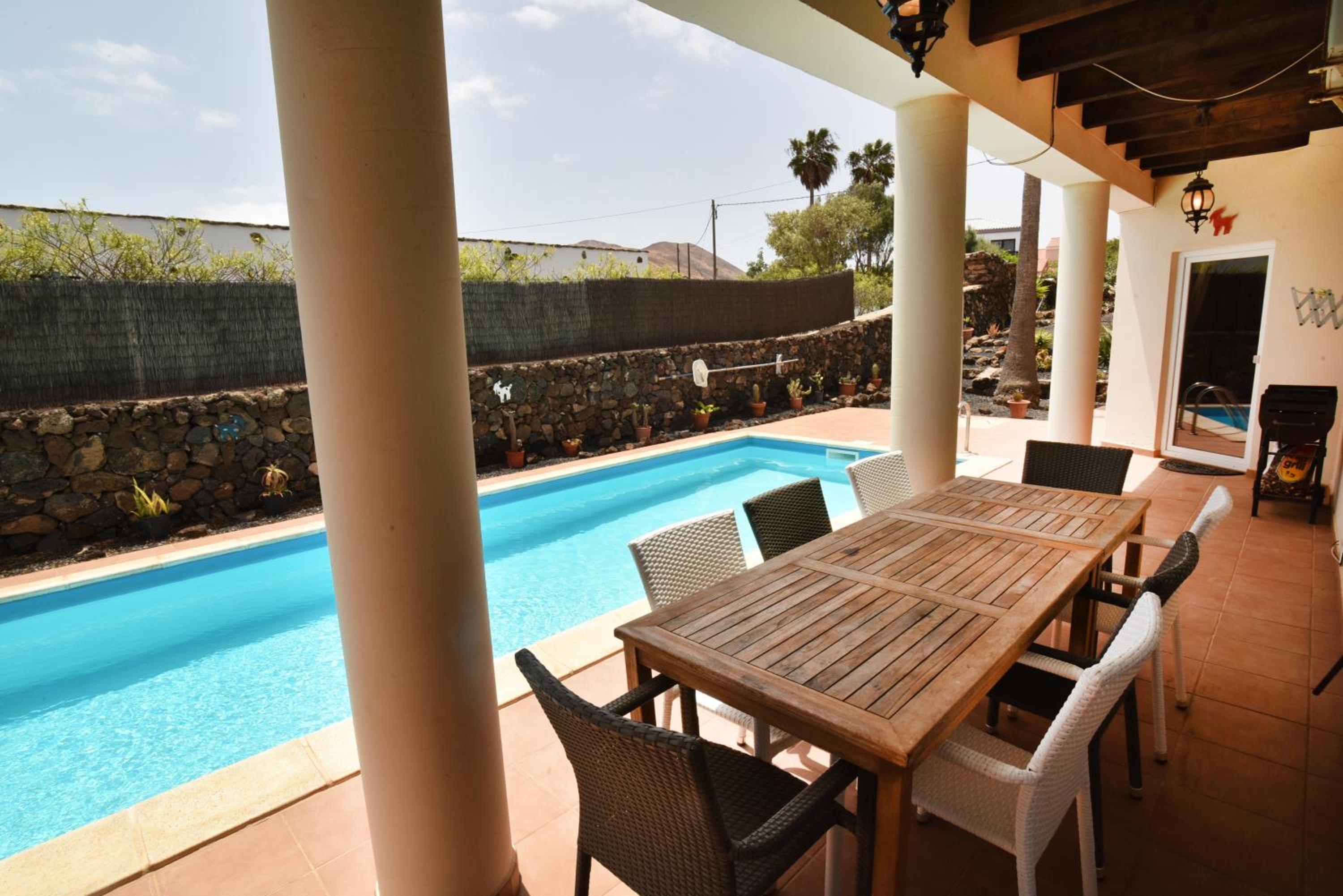 Doce Palmeras, stunning villa in beautiful gardens
