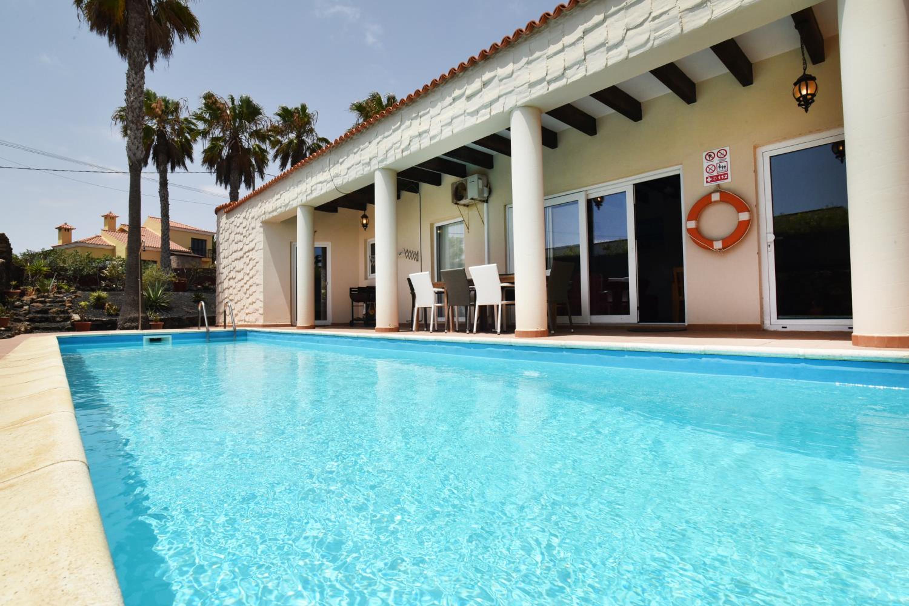 Doce Palmeras, stunning villa in beautiful gardens