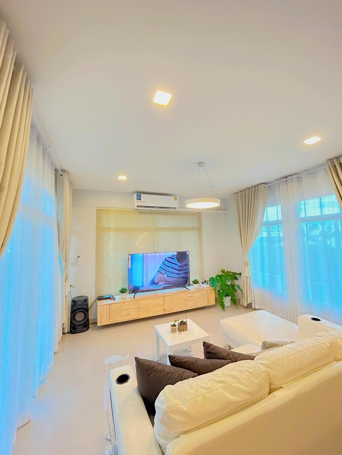 Victoria Poolvilla Pattaya by Chon