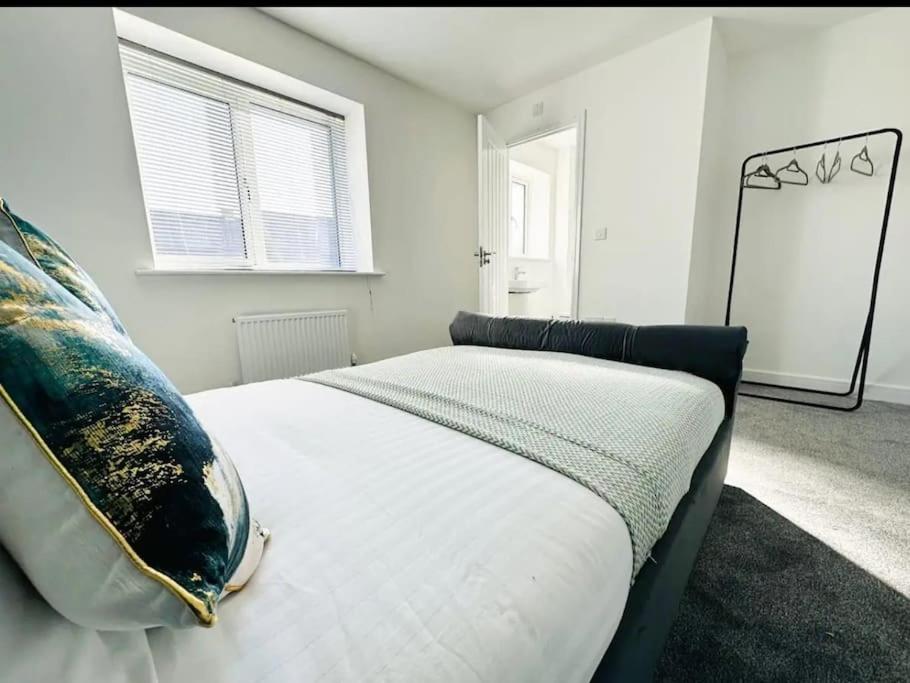 Ashford Luxury House with Hot tub and Driveway Parking view 5