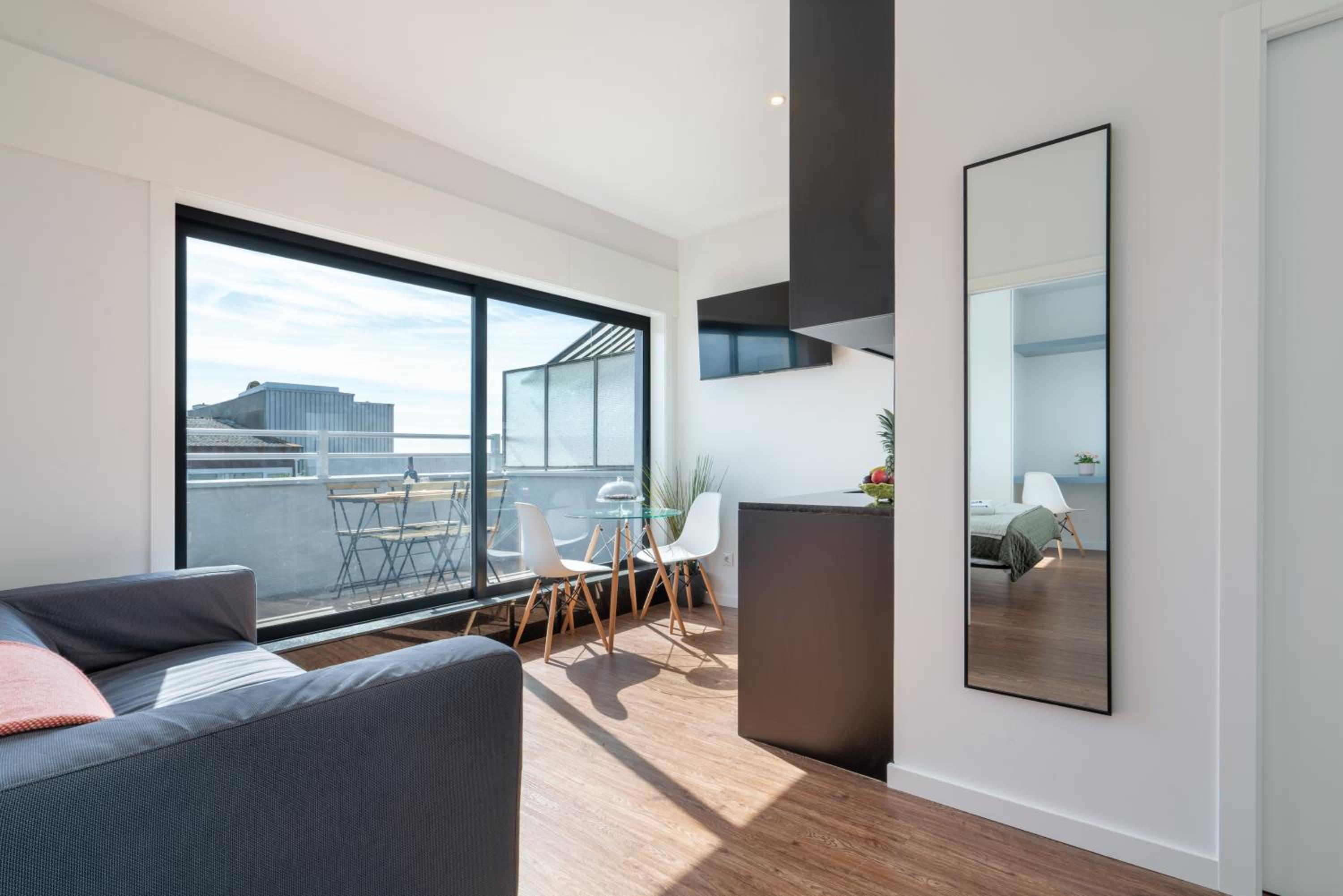 Host Wise - Sunny Bright Flat w Balcony view 3