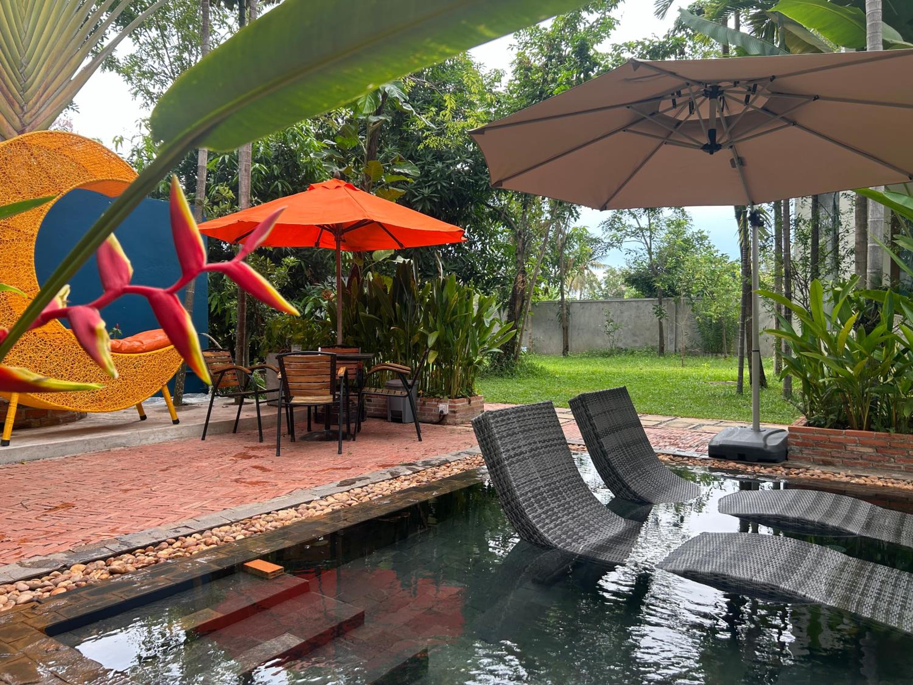 Work remotely from our Duplex Loft, King Bed, Pool & Garden, Soundbar view 5
