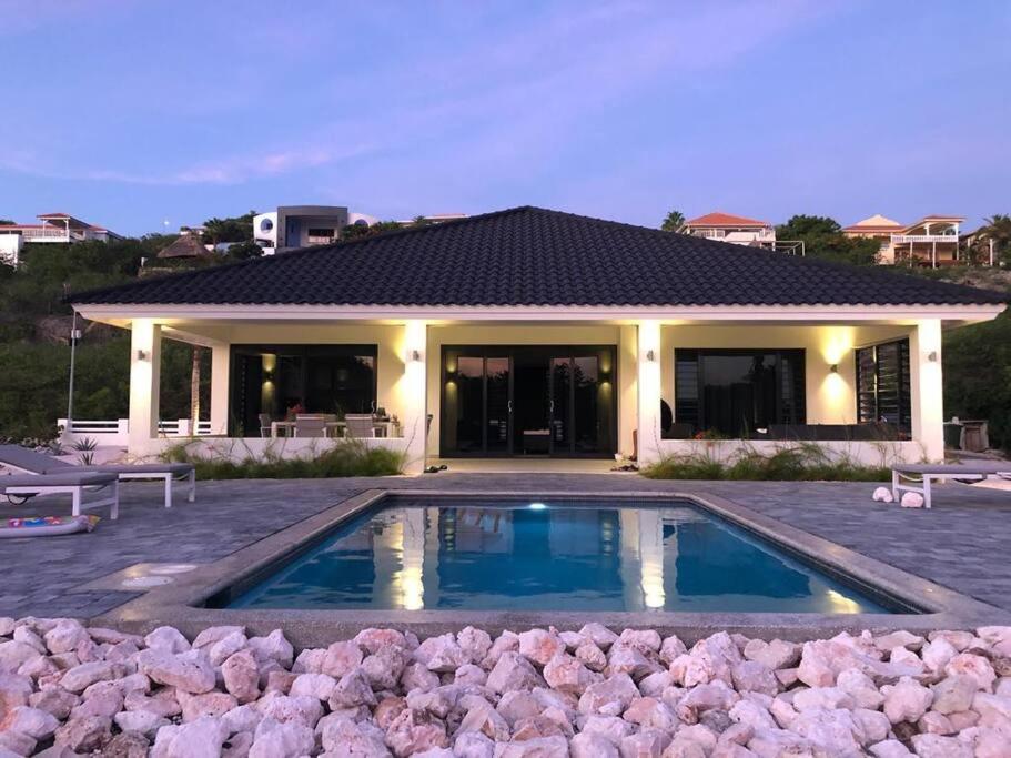 Luxe villa op Coral Estate 1 min lopen van zee