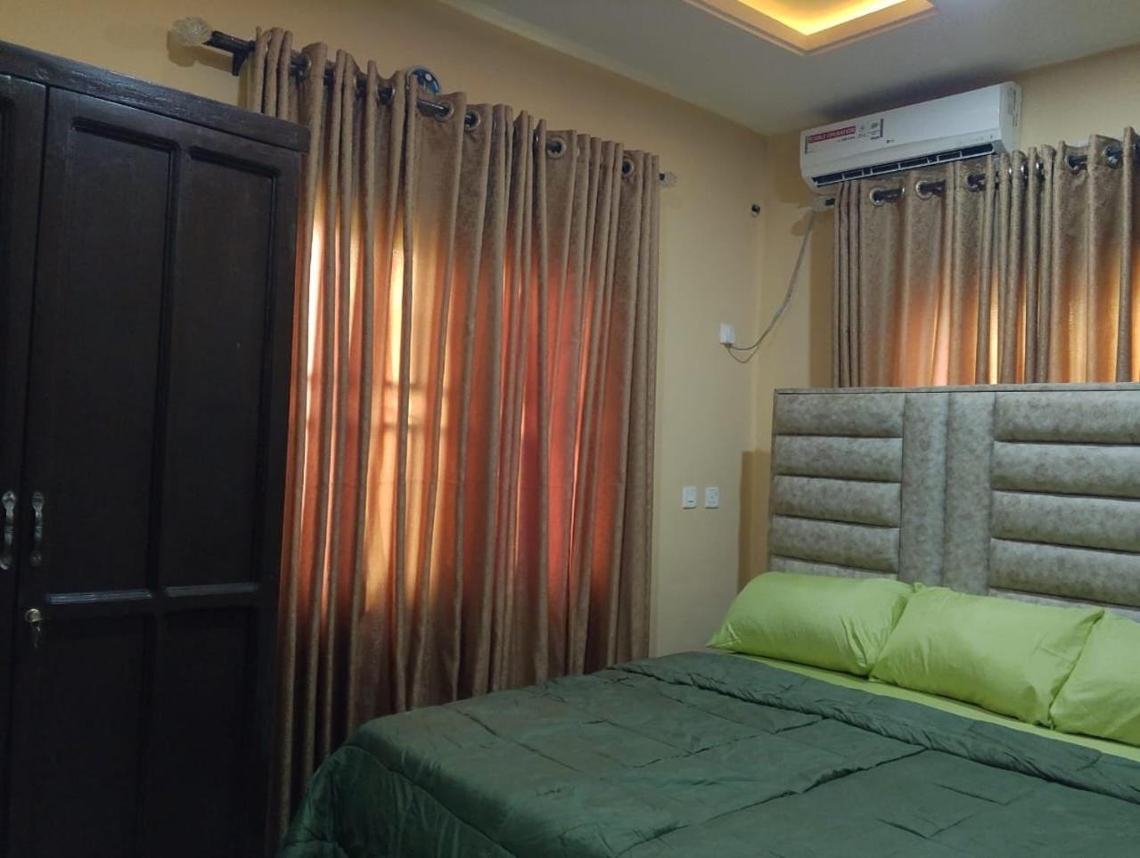 2 Bed - Sleeps 4 - AirCon - Free Parking