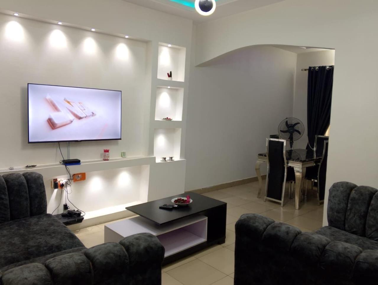 2 Bed - Sleeps 4 - AirCon - Free Parking