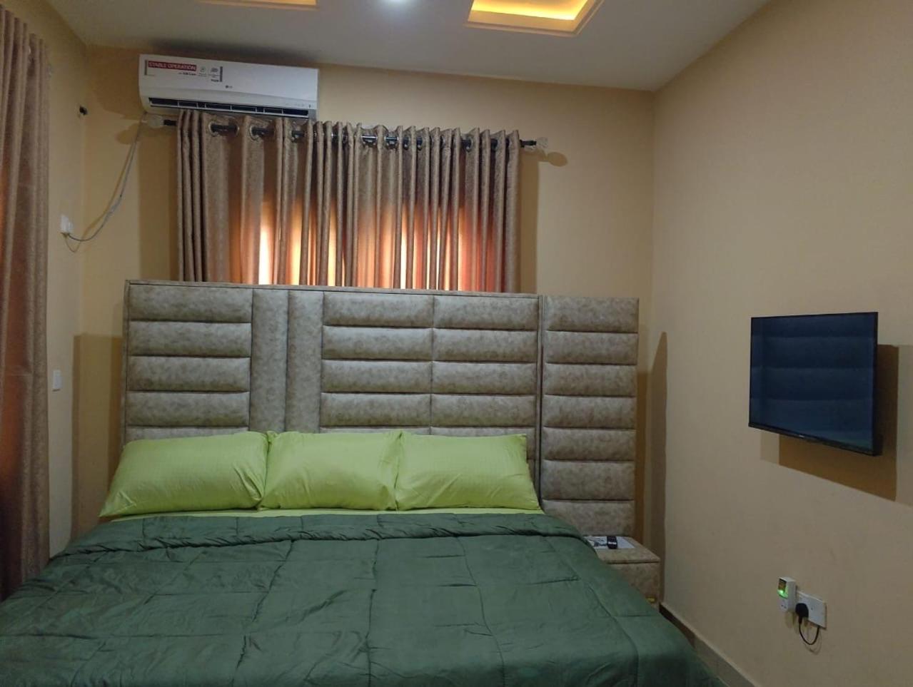 2 Bed - Sleeps 4 - AirCon - Free Parking