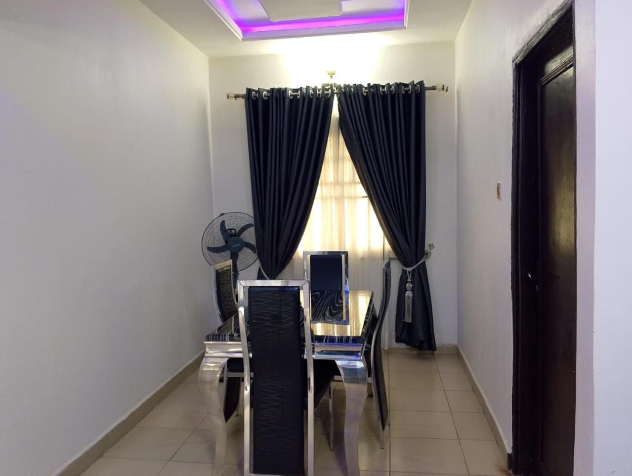 2 Bed - Sleeps 4 - AirCon - Free Parking
