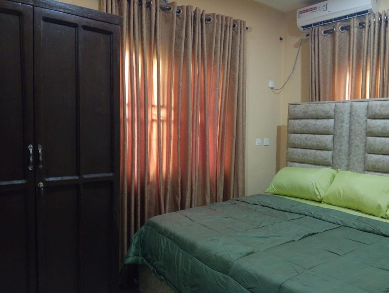 2 Bed - Sleeps 4 - AirCon - Free Parking
