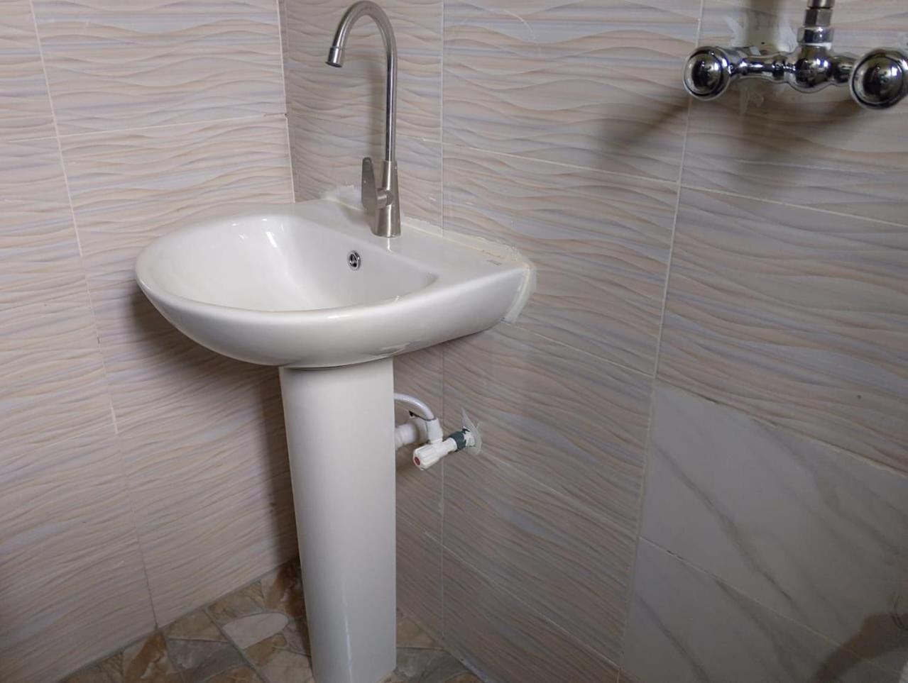 2 Bed - Sleeps 4 - AirCon - Free Parking