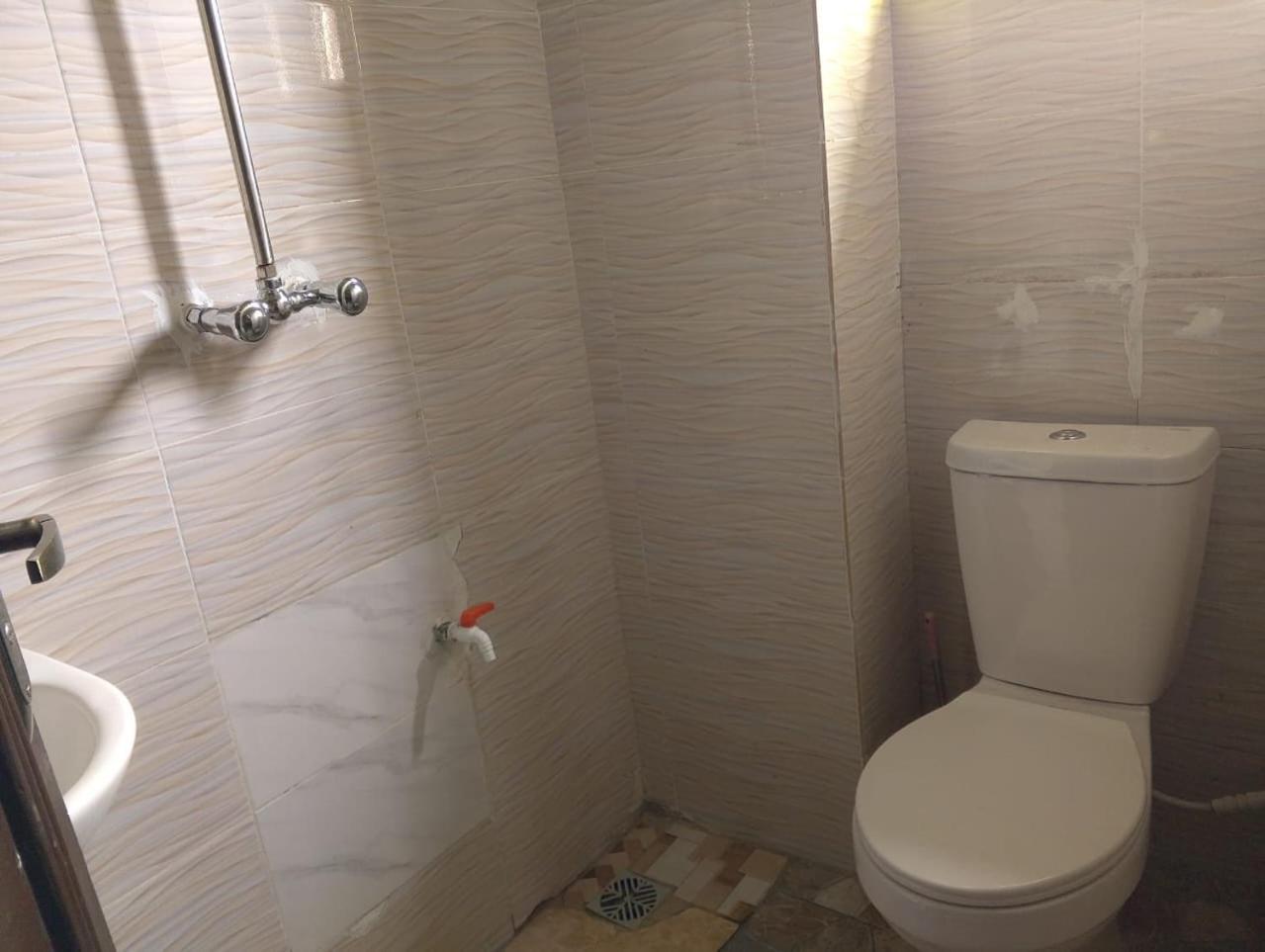 2 Bed - Sleeps 4 - AirCon - Free Parking