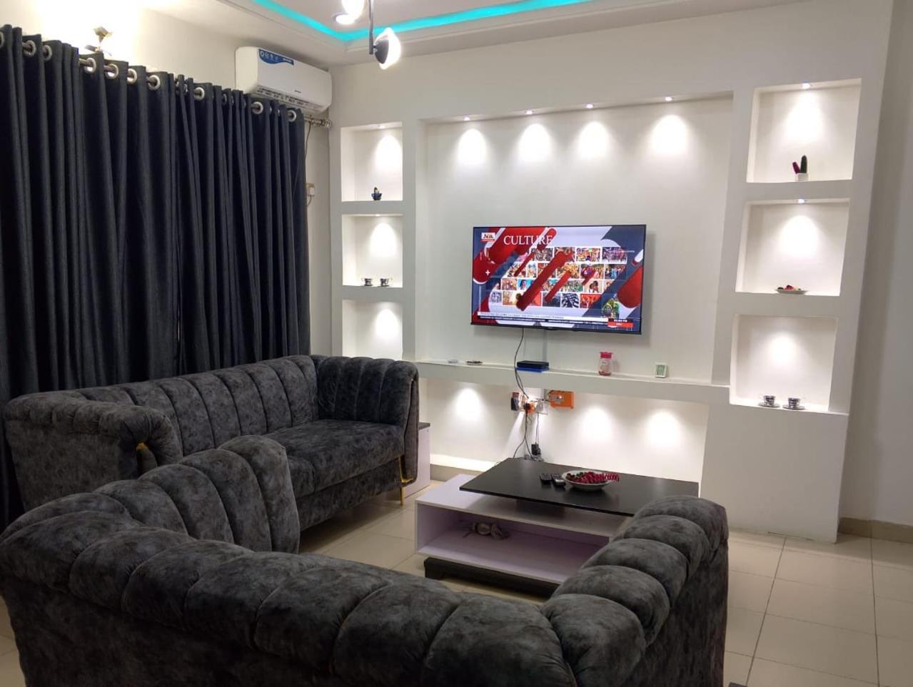 2 Bed - Sleeps 4 - AirCon - Free Parking