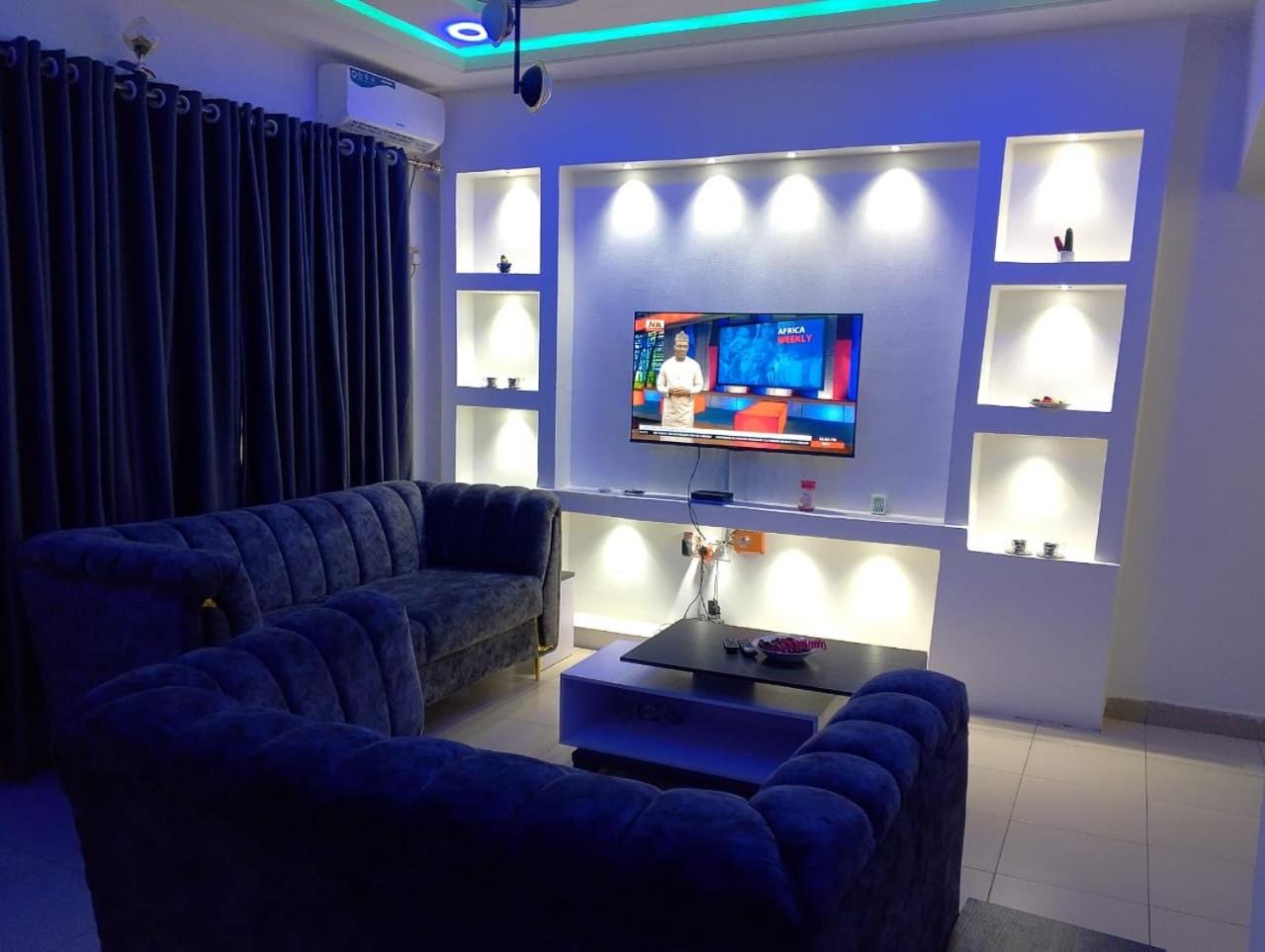 2 Bed - Sleeps 4 - AirCon - Free Parking