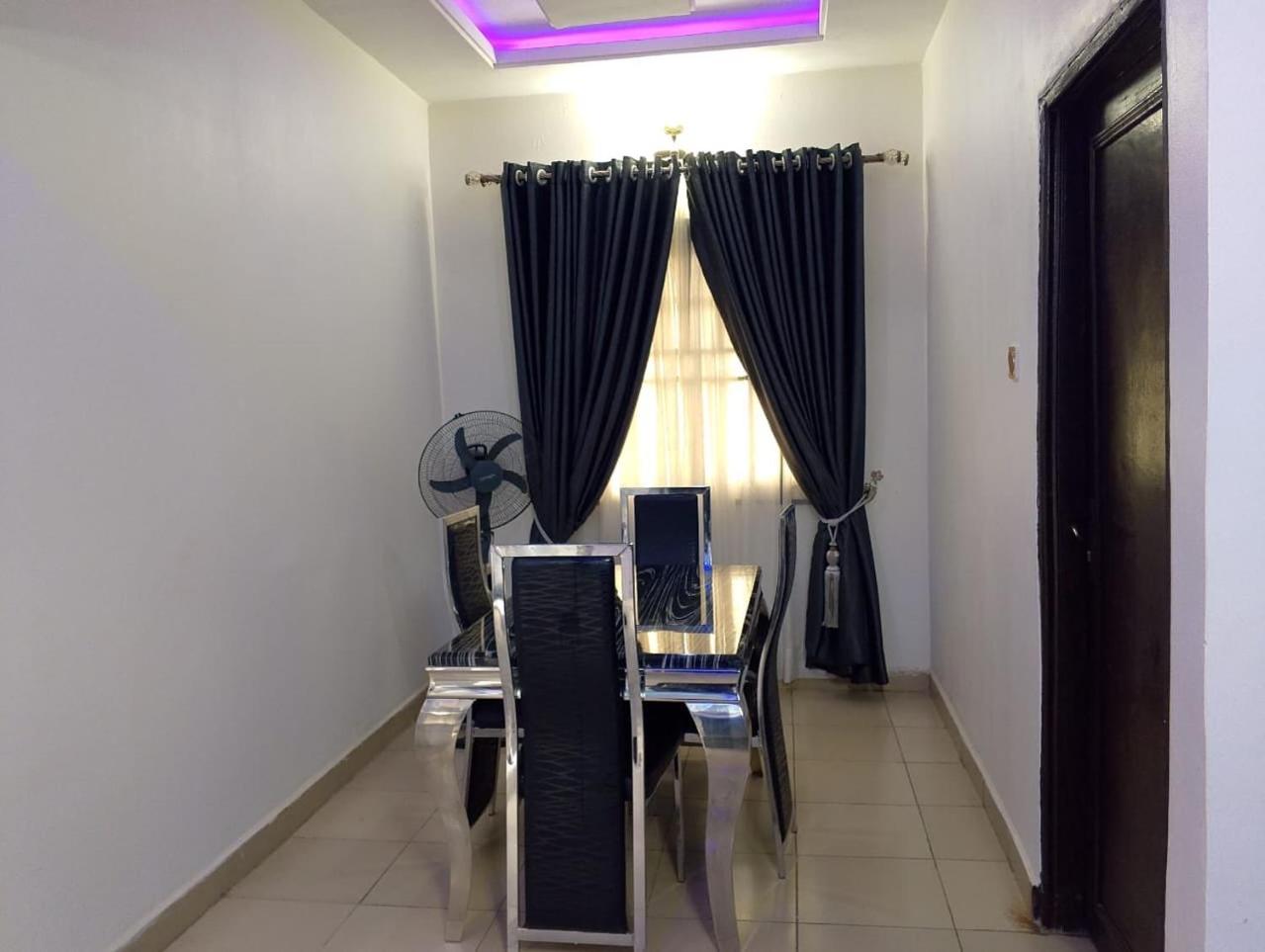 2 Bed - Sleeps 4 - AirCon - Free Parking
