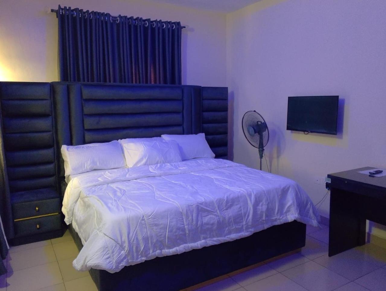 2 Bed - Sleeps 4 - AirCon - Free Parking