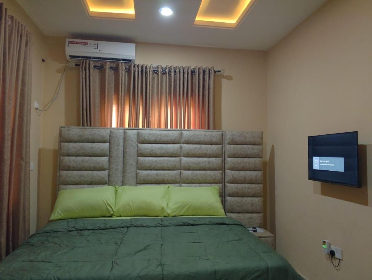 2 Bed - Sleeps 4 - AirCon - Free Parking