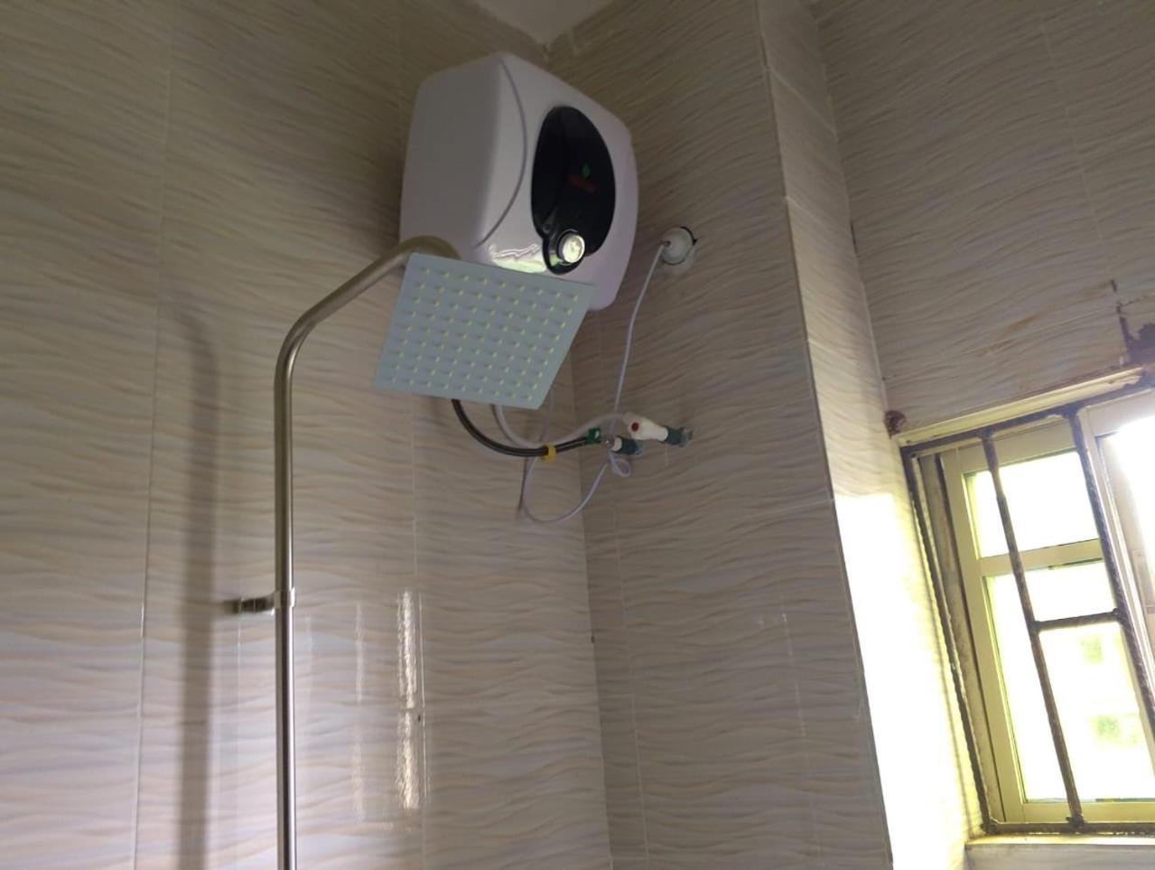2 Bed - Sleeps 4 - AirCon - Free Parking