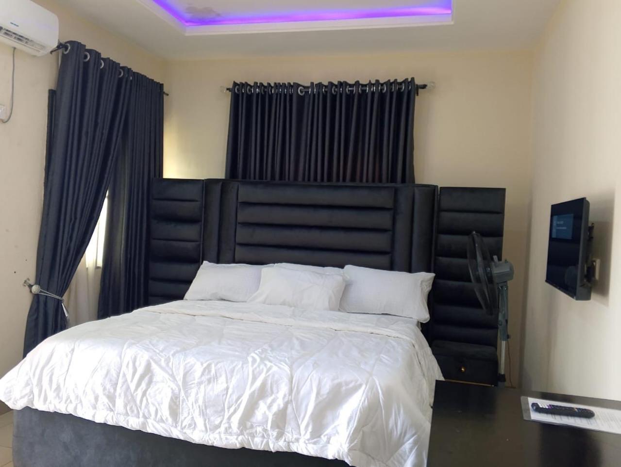 2 Bed - Sleeps 4 - AirCon - Free Parking