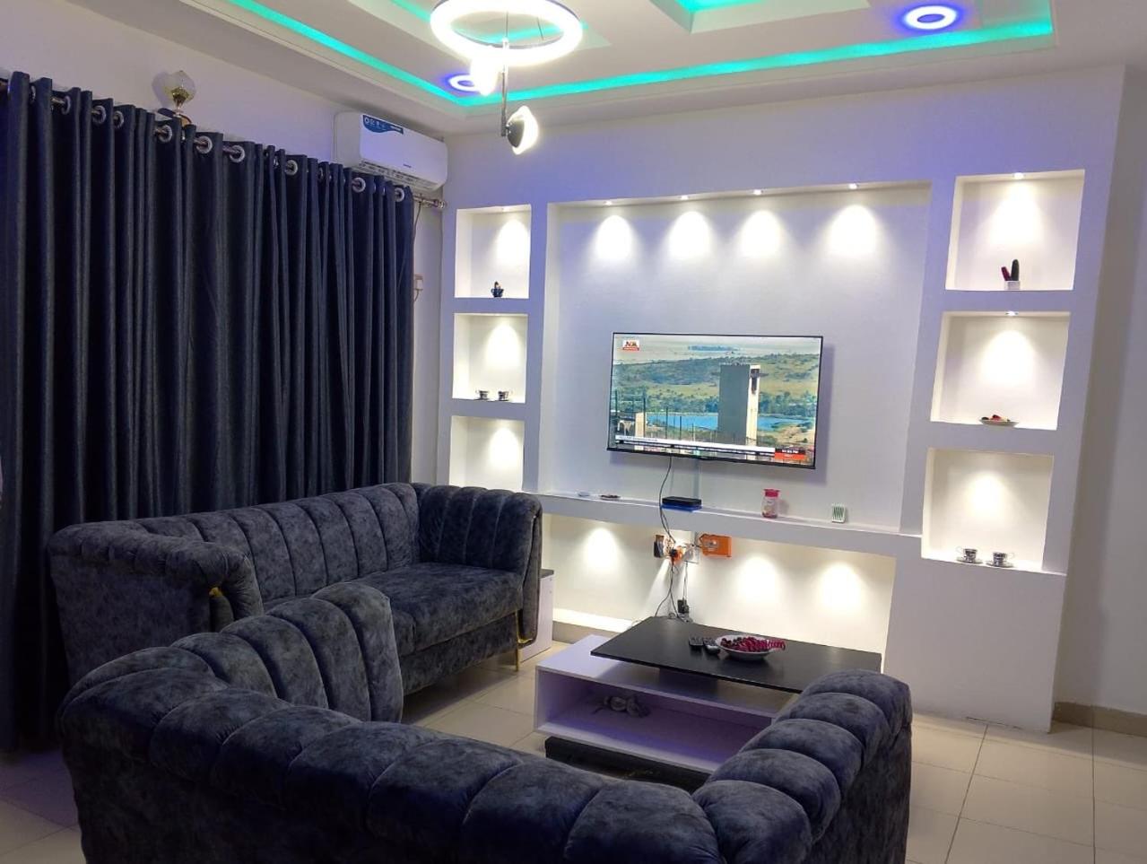 2 Bed - Sleeps 4 - AirCon - Free Parking