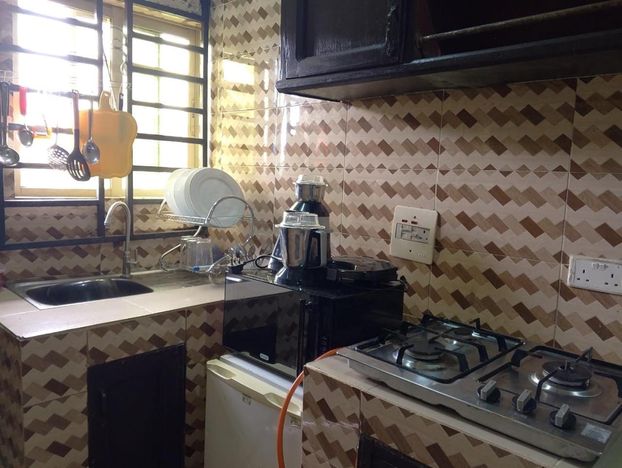 2 Bed - Sleeps 4 - AirCon - Free Parking