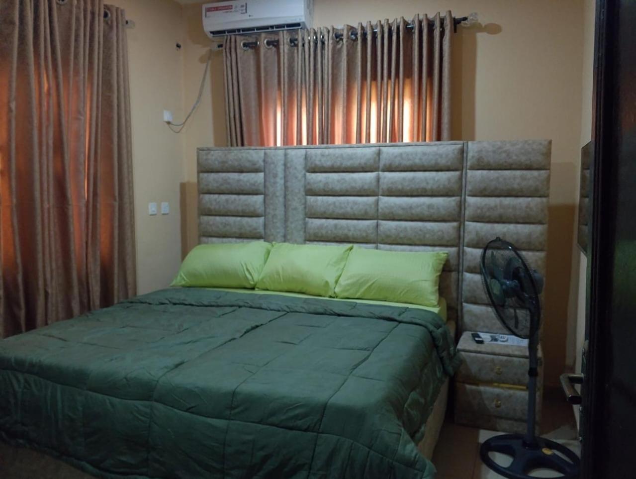2 Bed - Sleeps 4 - AirCon - Free Parking