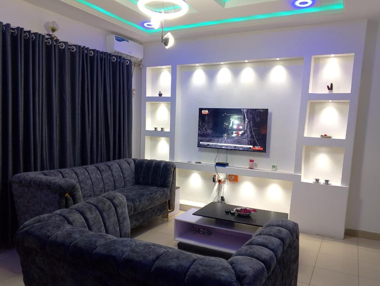 2 Bed - Sleeps 4 - AirCon - Free Parking