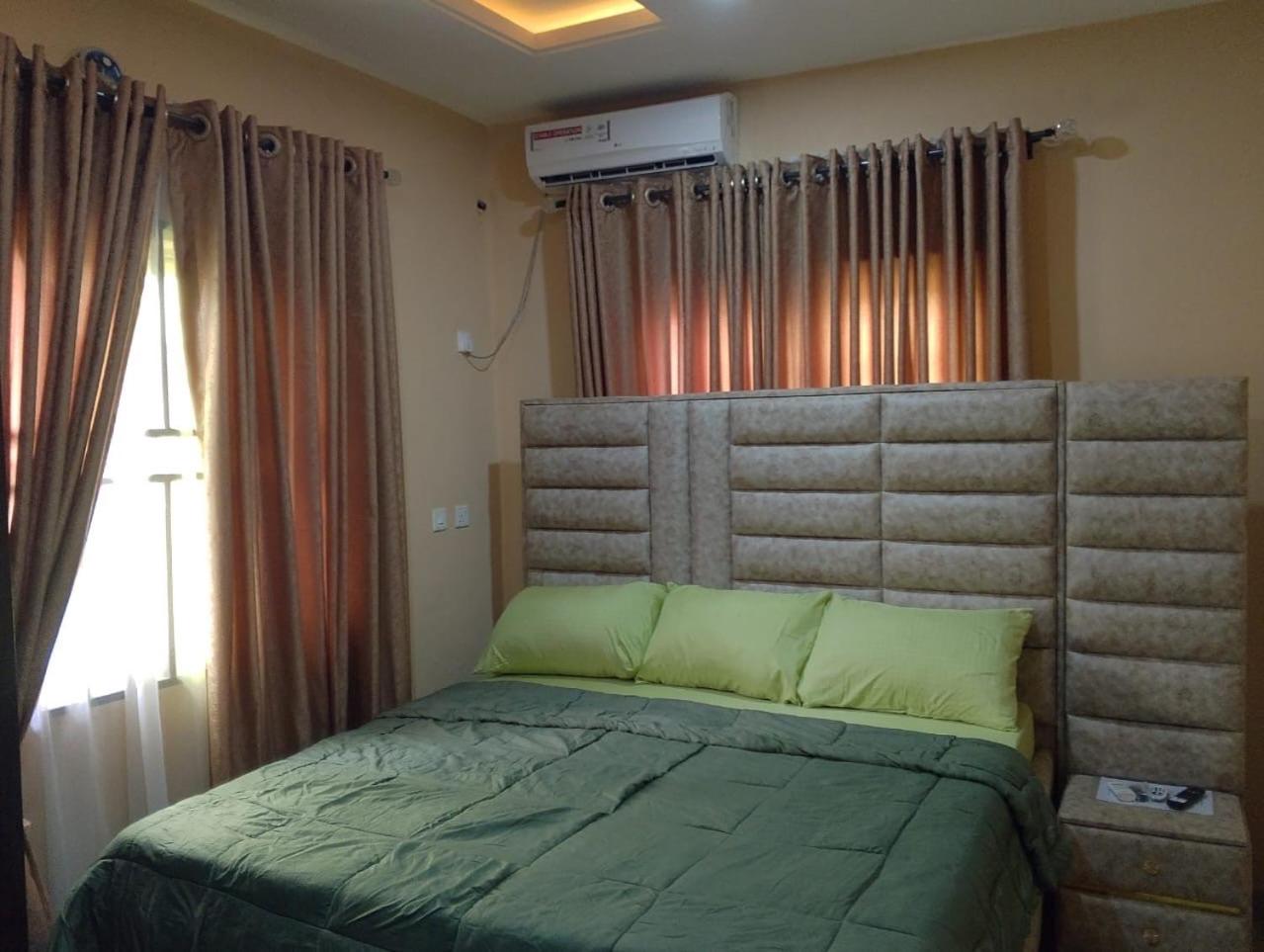 2 Bed - Sleeps 4 - AirCon - Free Parking