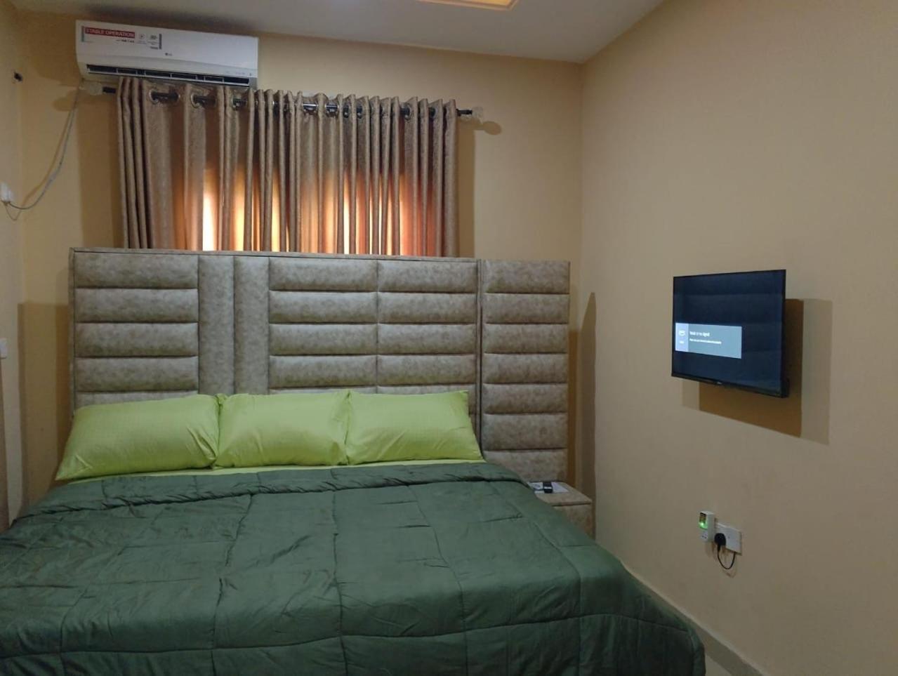 2 Bed - Sleeps 4 - AirCon - Free Parking
