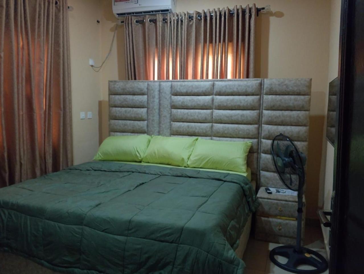 2 Bed - Sleeps 4 - AirCon - Free Parking