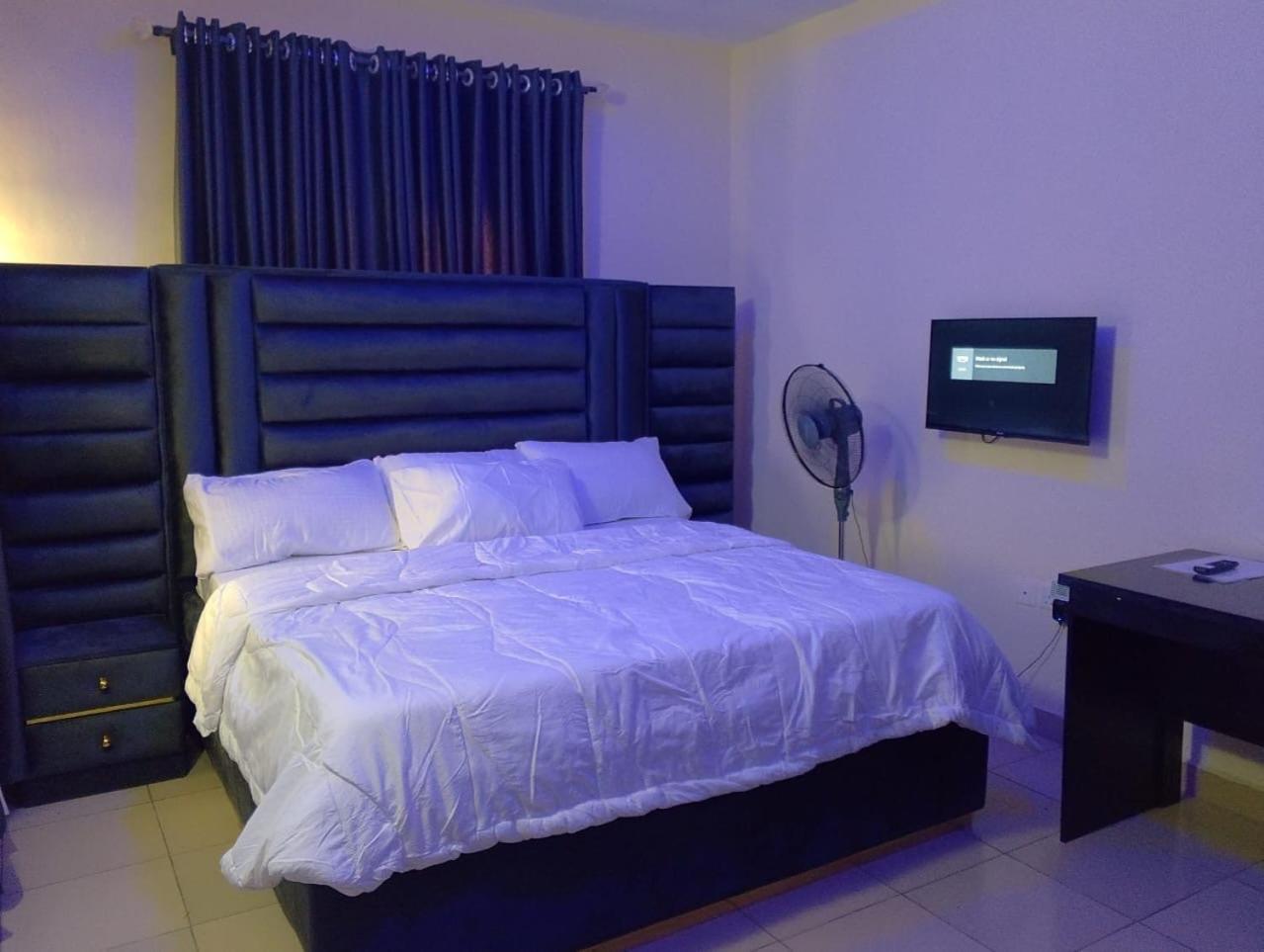 2 Bed - Sleeps 4 - AirCon - Free Parking