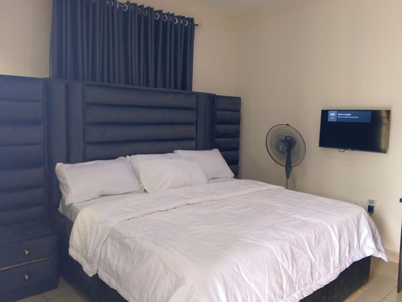 2 Bed - Sleeps 4 - AirCon - Free Parking
