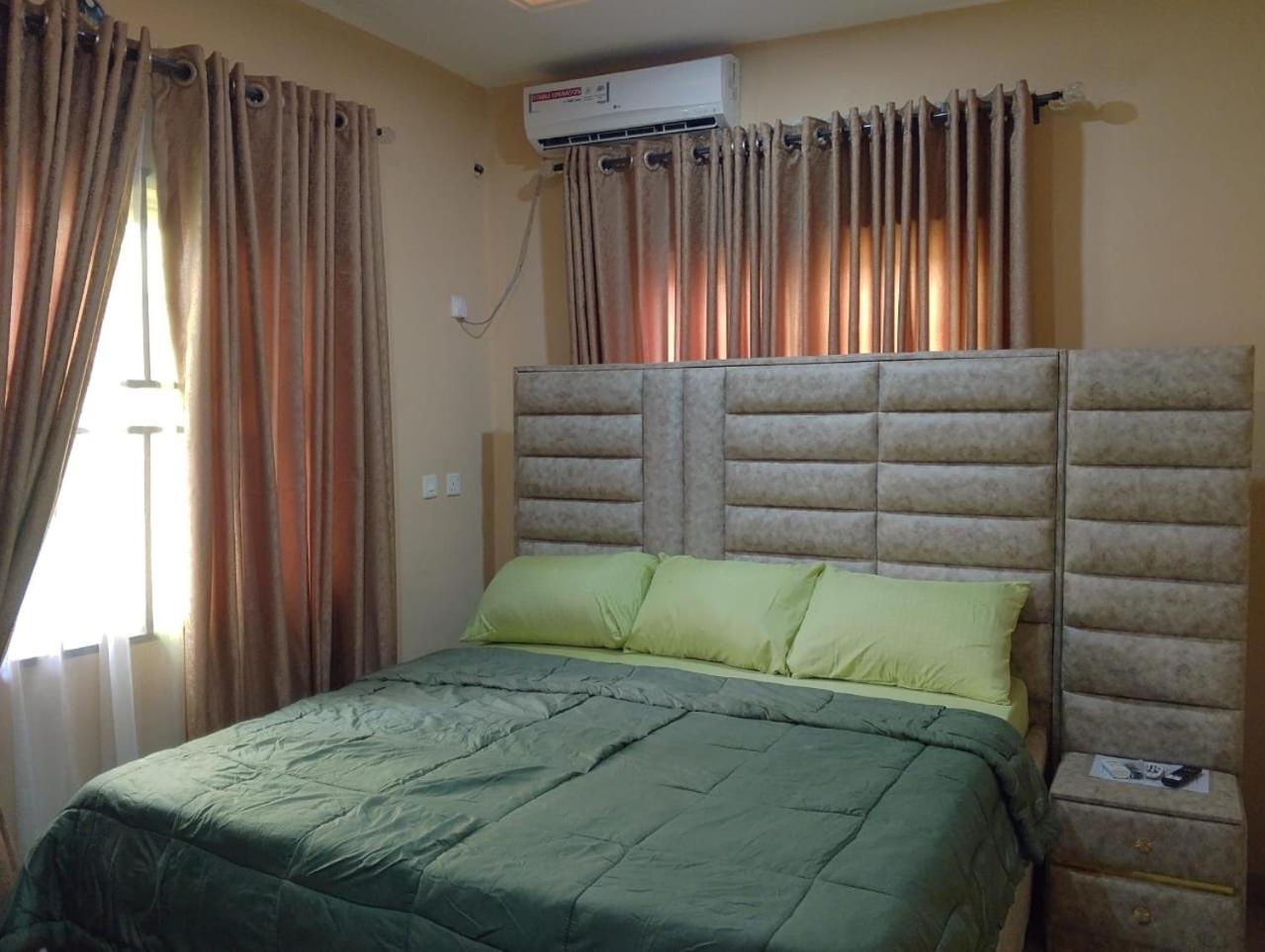 2 Bed - Sleeps 4 - AirCon - Free Parking