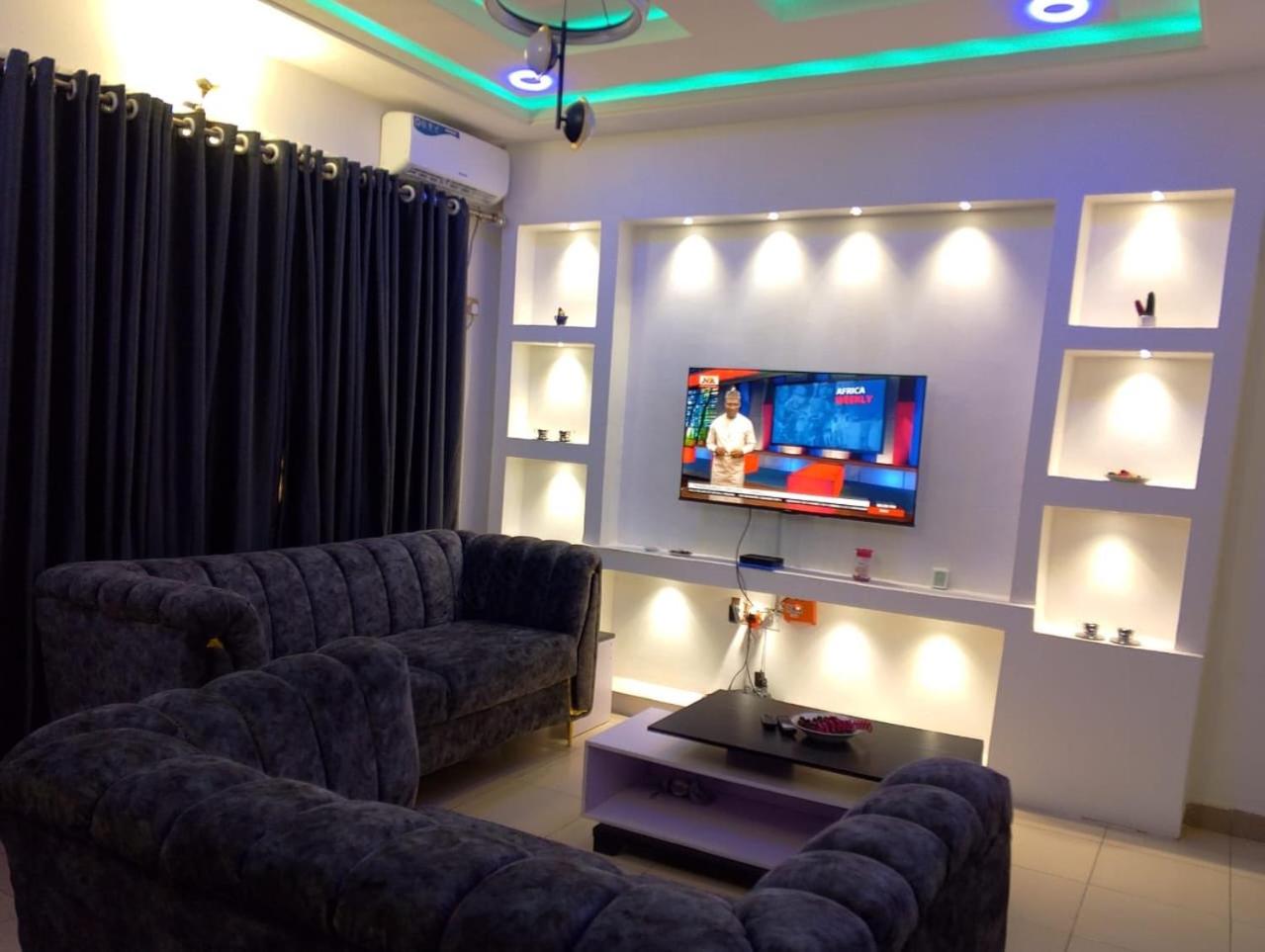 2 Bed - Sleeps 4 - AirCon - Free Parking