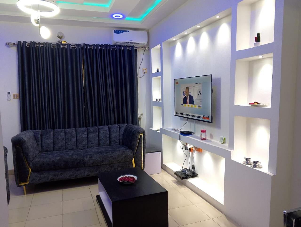 2 Bed - Sleeps 4 - AirCon - Free Parking