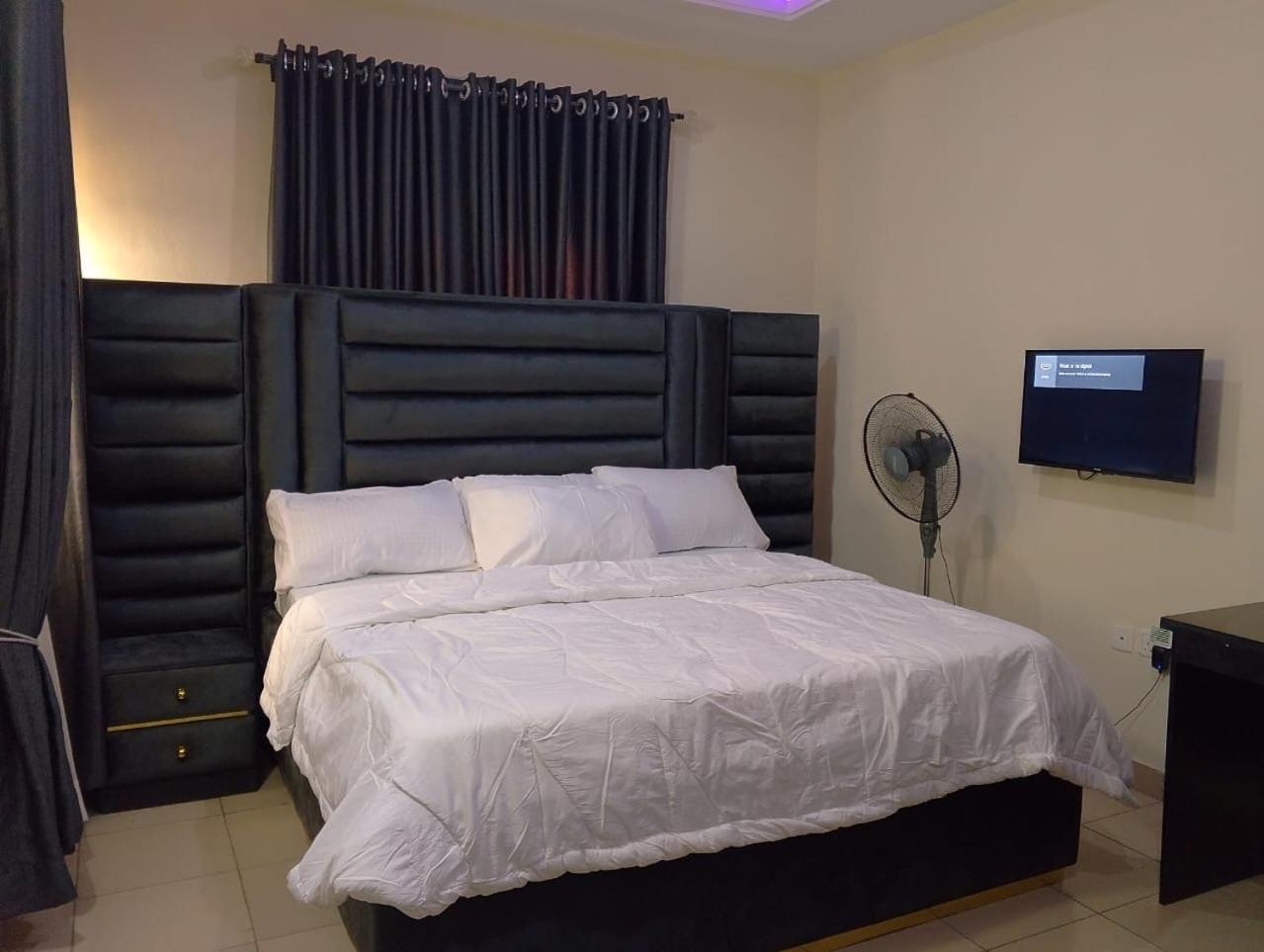 2 Bed - Sleeps 4 - AirCon - Free Parking