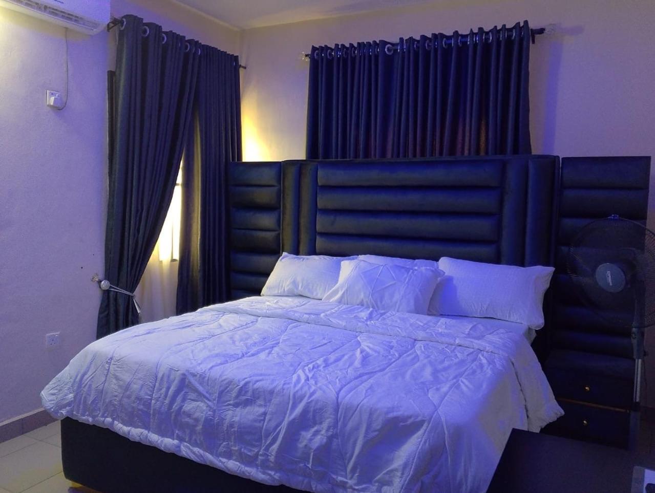 2 Bed - Sleeps 4 - AirCon - Free Parking