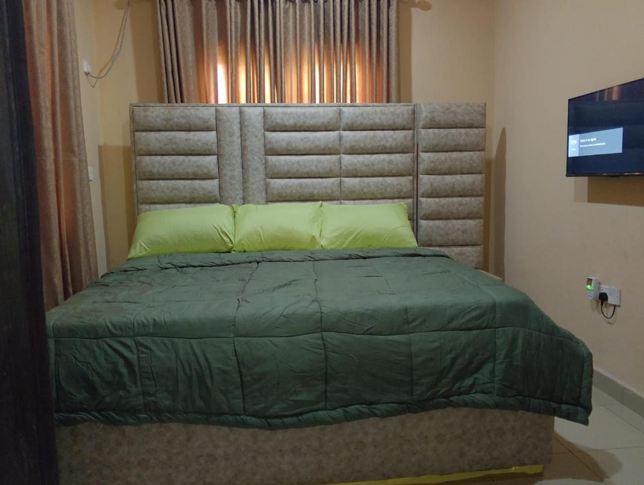 2 Bed - Sleeps 4 - AirCon - Free Parking