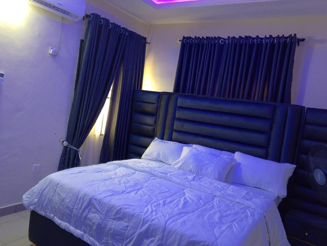 2 Bed - Sleeps 4 - AirCon - Free Parking