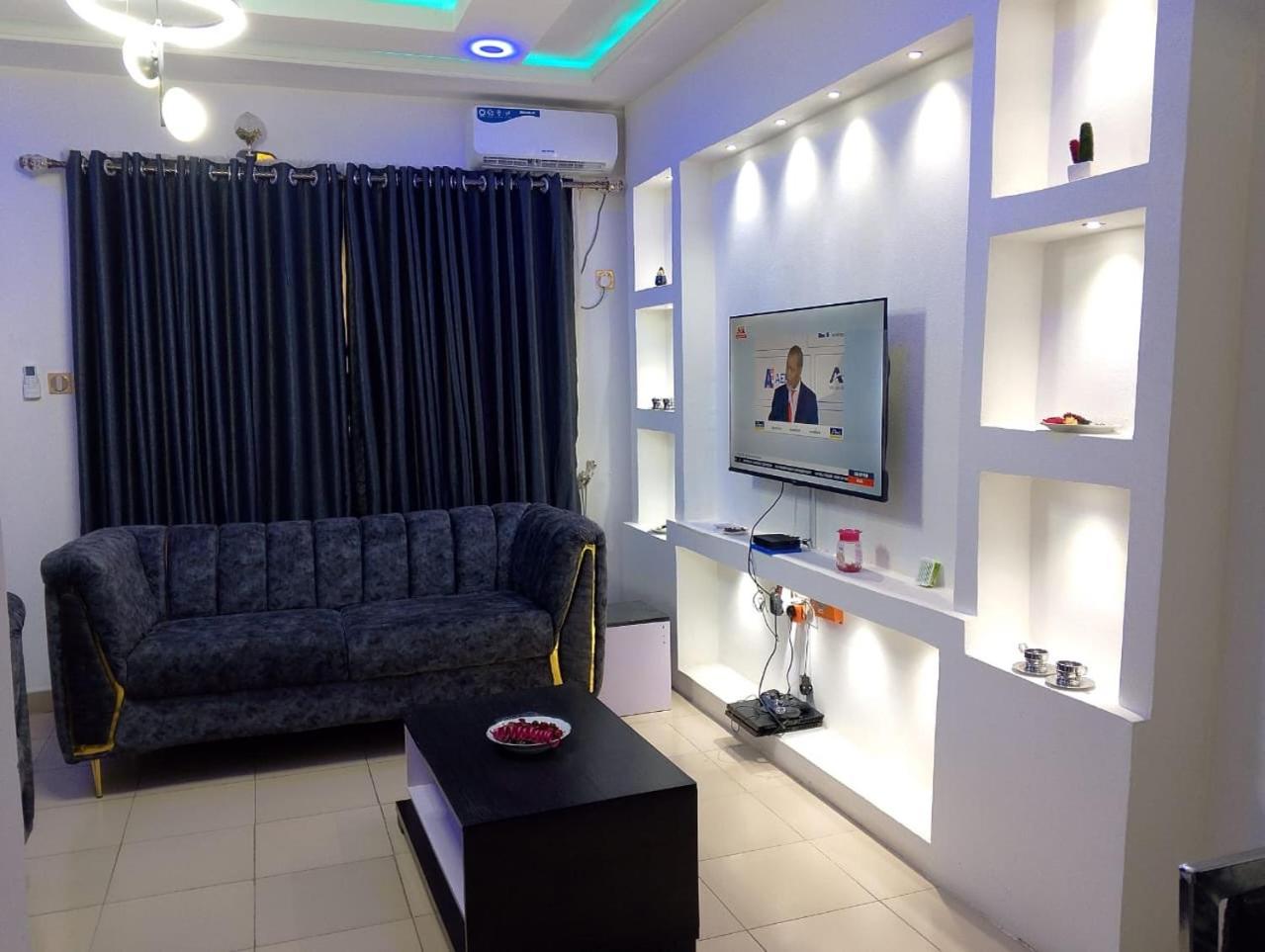 2 Bed - Sleeps 4 - AirCon - Free Parking