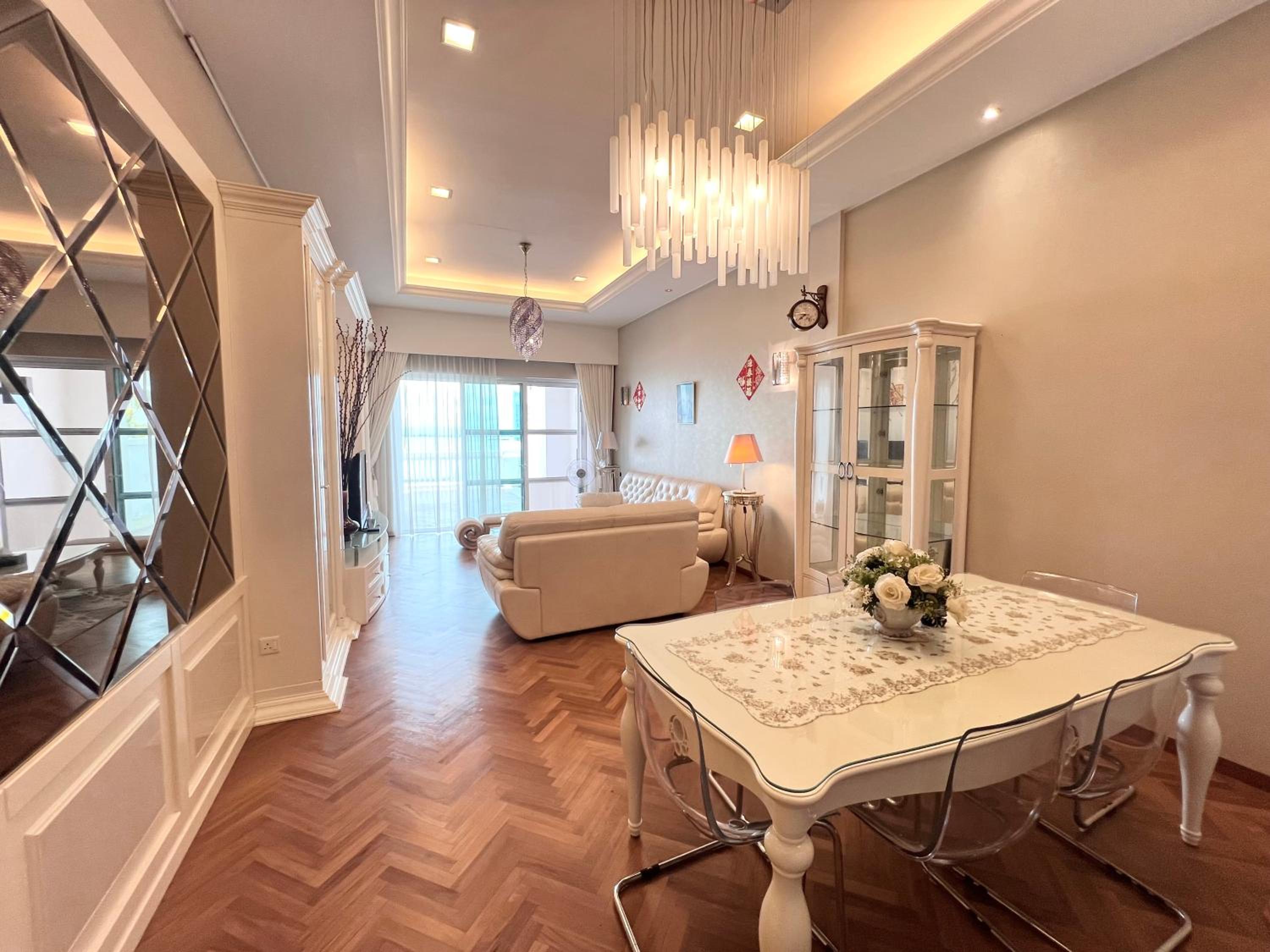 Luxury Seaview Family Suite at Straits Quay photo 2