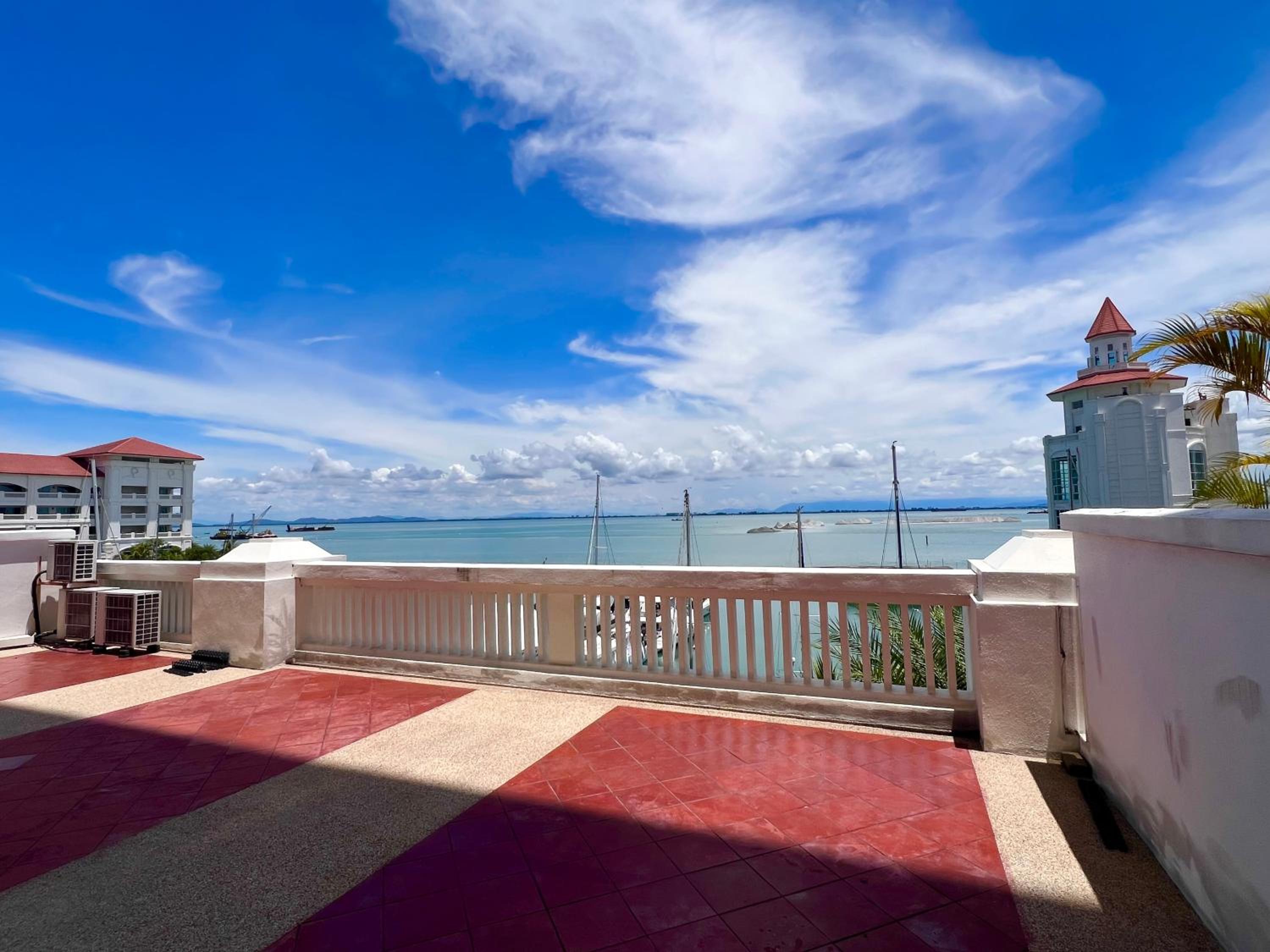 Luxury Seaview Family Suite at Straits Quay photo 8