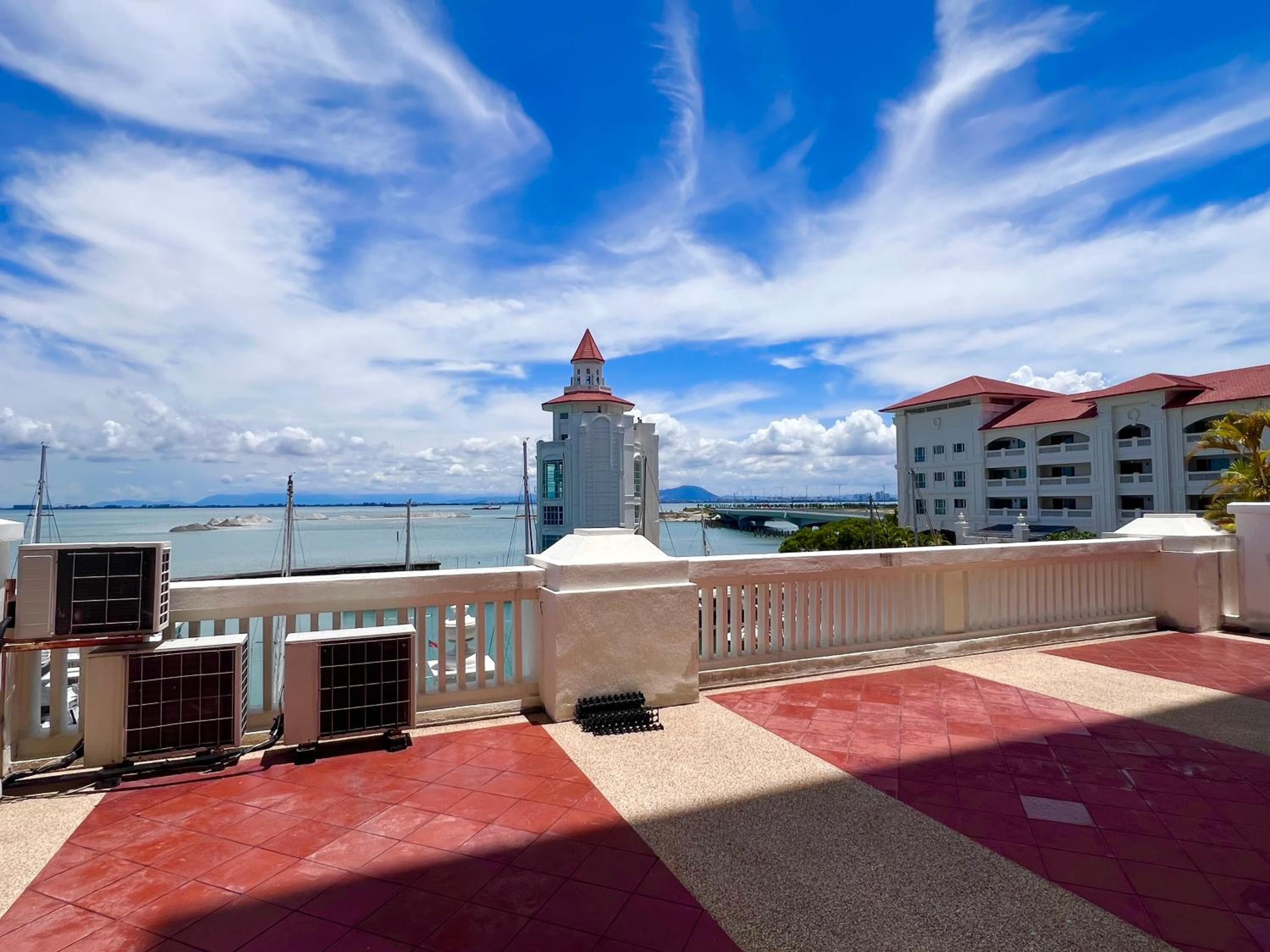 Luxury Seaview Family Suite at Straits Quay