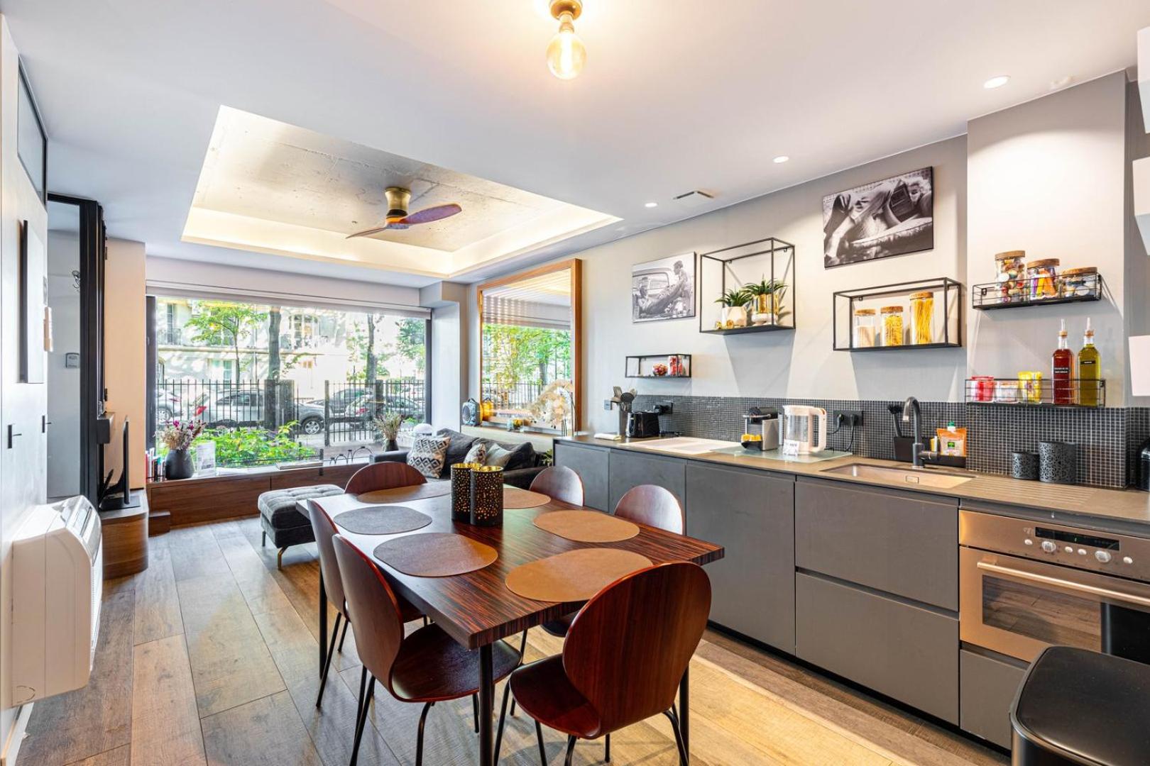 Family apartment at the foot of the Eiffel Tower