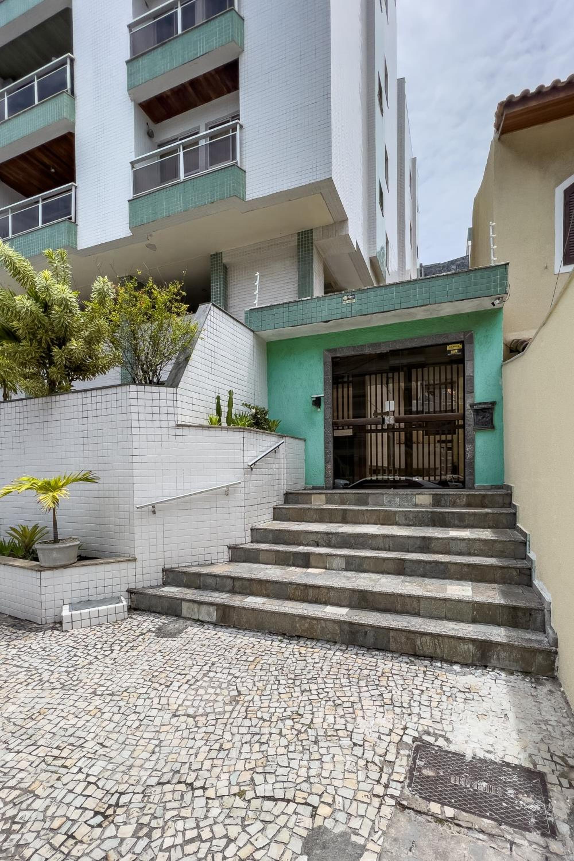 200m da PRAIA DO FORTE com VISTA, GARAGEM, VARANDAS e Wi-Fi 250 MEGAS