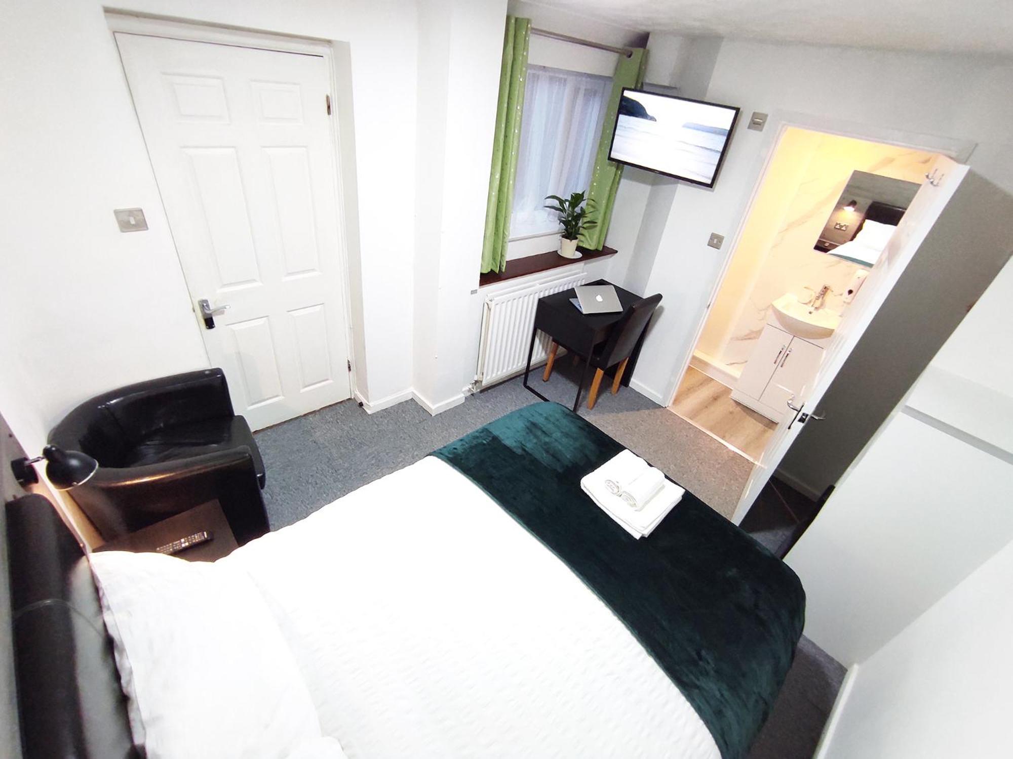 Oxford Vacations - Rowan Studio - City Centre Self Contained One-Bed Flat - Property Image 25