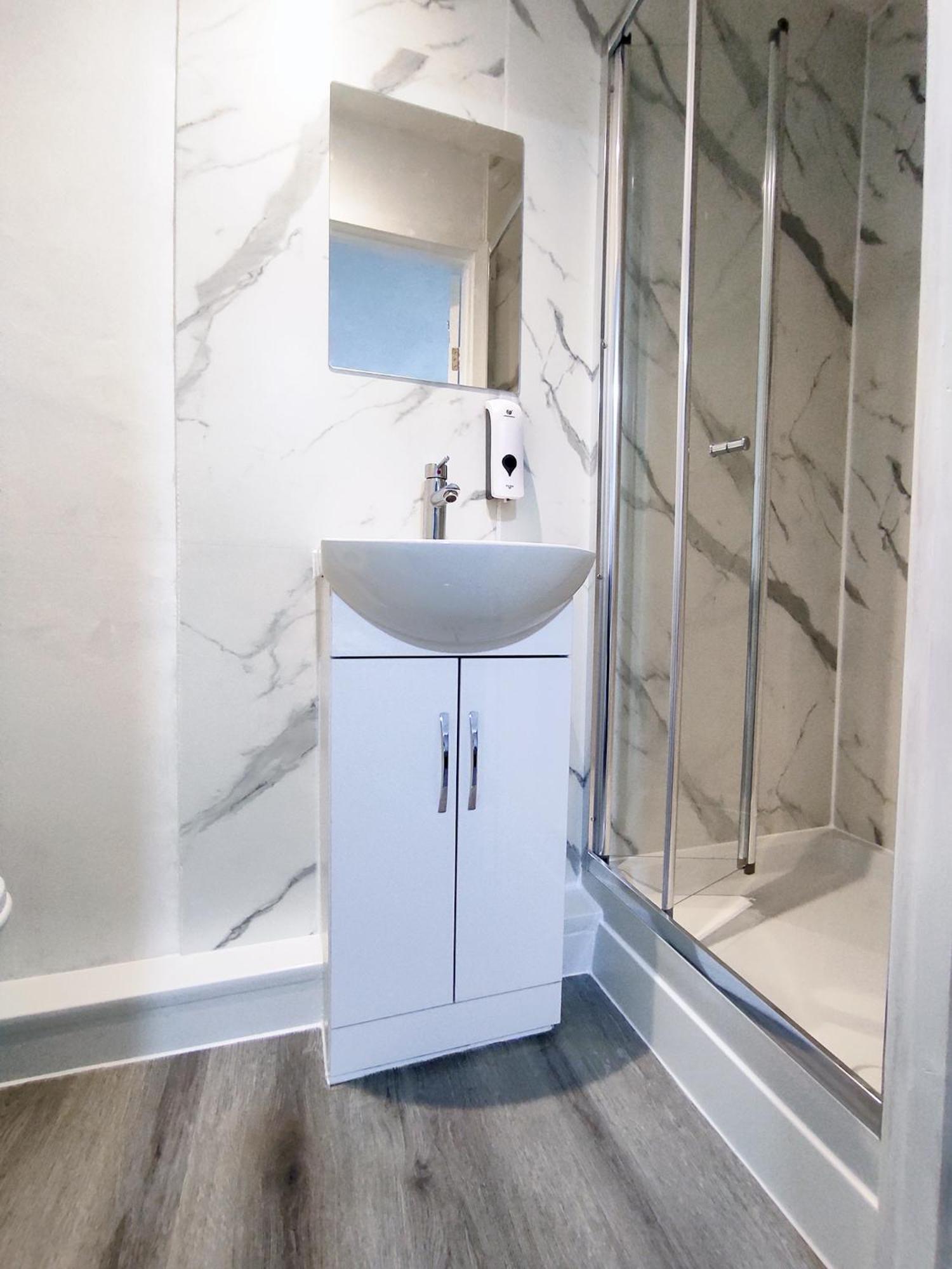 Oxford Vacations - Rowan Studio - City Centre Self Contained One-Bed Flat - Property Image 3