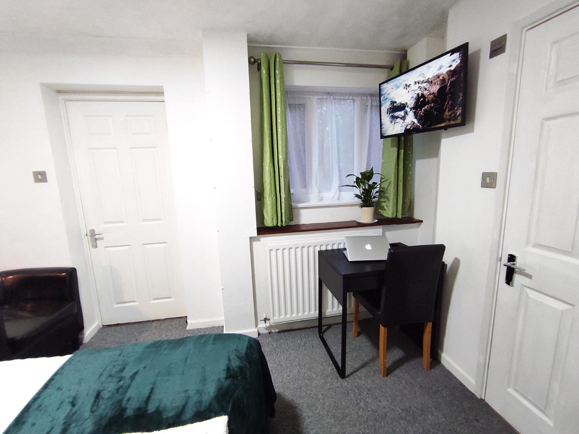 Oxford Vacations - Rowan Studio - City Centre Self Contained One-Bed Flat - Property Image 24