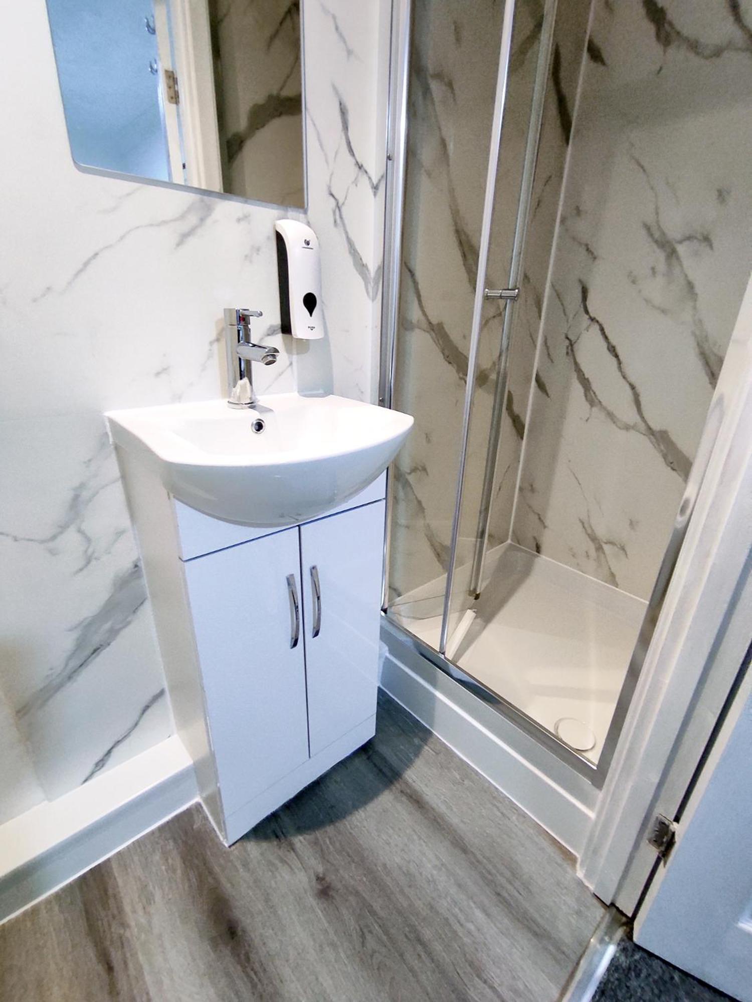Oxford Vacations - Rowan Studio - City Centre Self Contained One-Bed Flat - Property Image 6