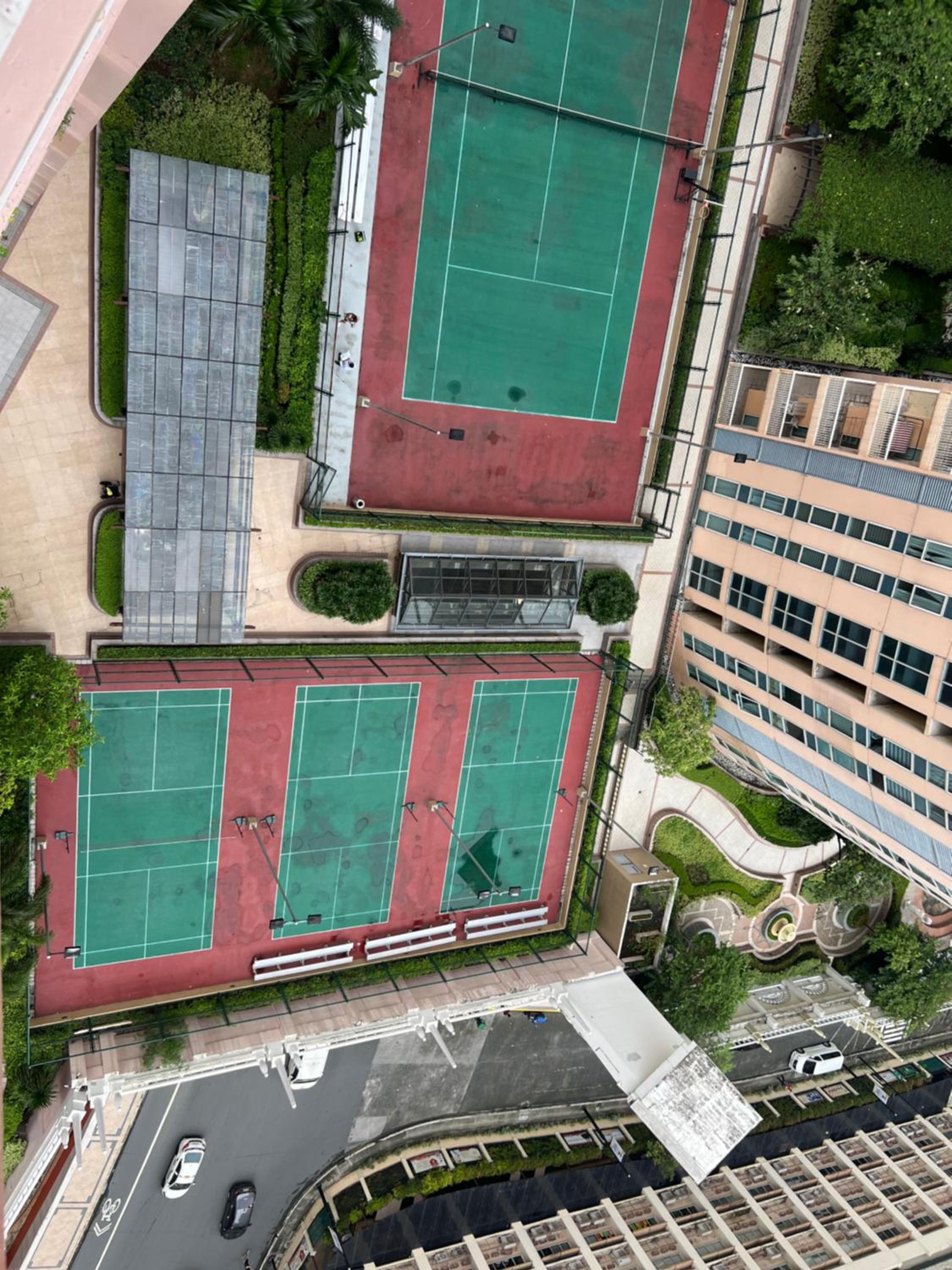 Minimalist and cozy place with balcony view 5